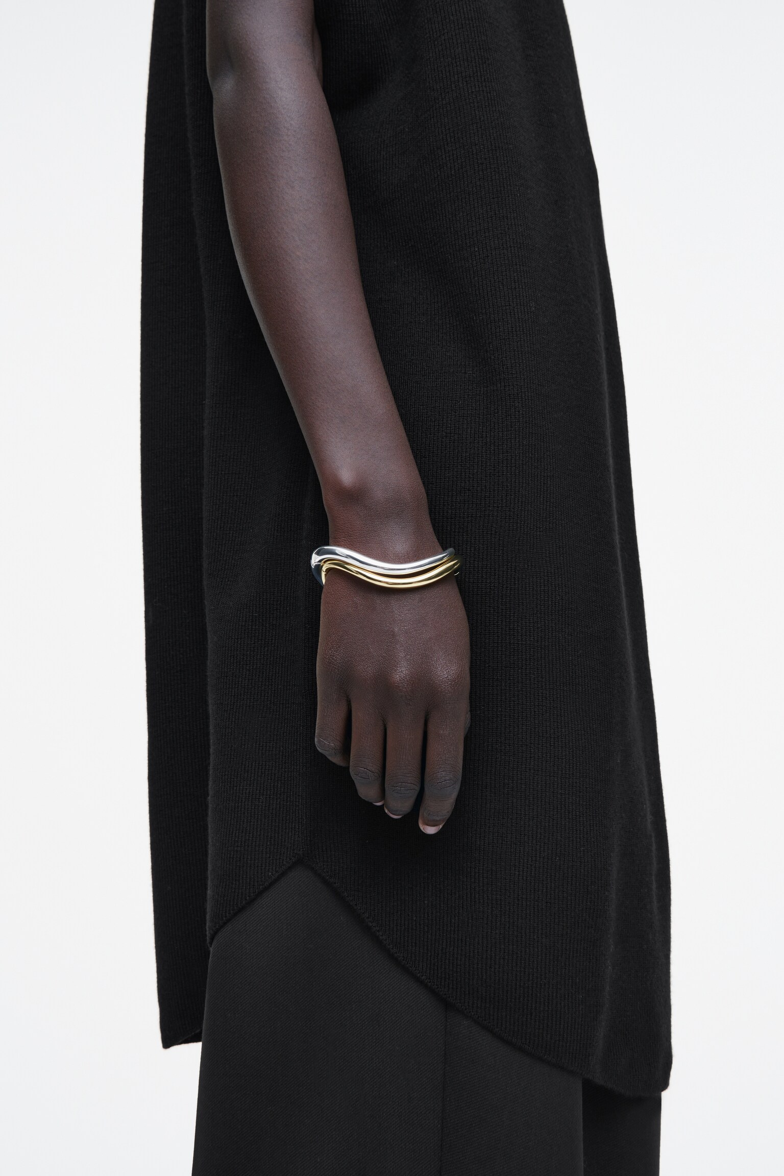 GEKRULDE SCHARNIER ARMBAND - GOUD