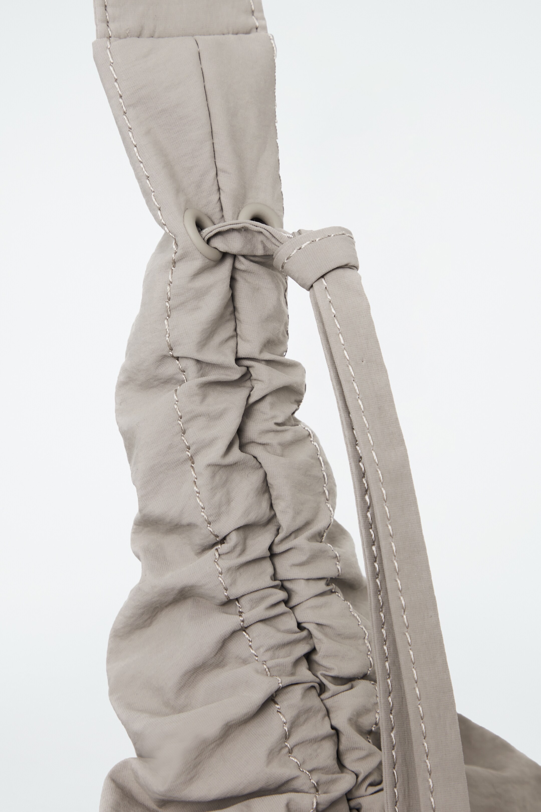 Agrandir l'image: SAC BANDOULIÈRE OVERSIZE CANOPY - NYLON - GRÈGE - FEMME | H&M CH 2