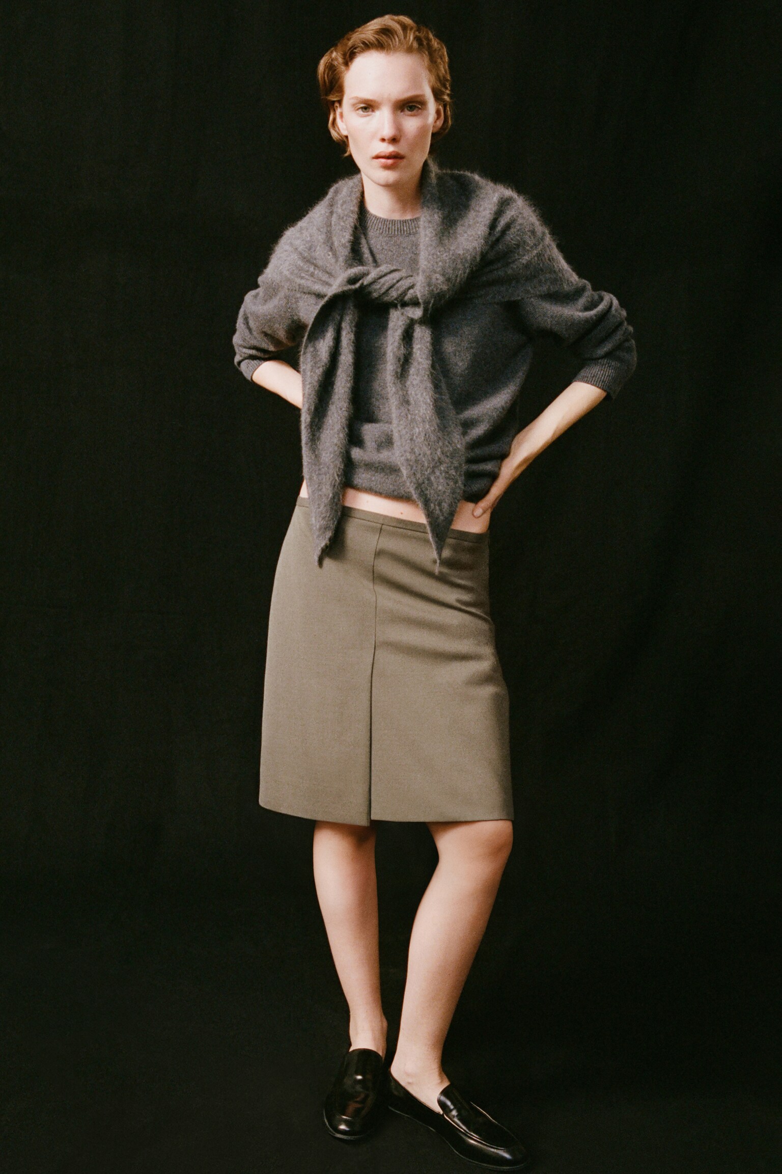 BRUSHED-CASHMERE TRIANGLE SCARF - DARK GREY - 3