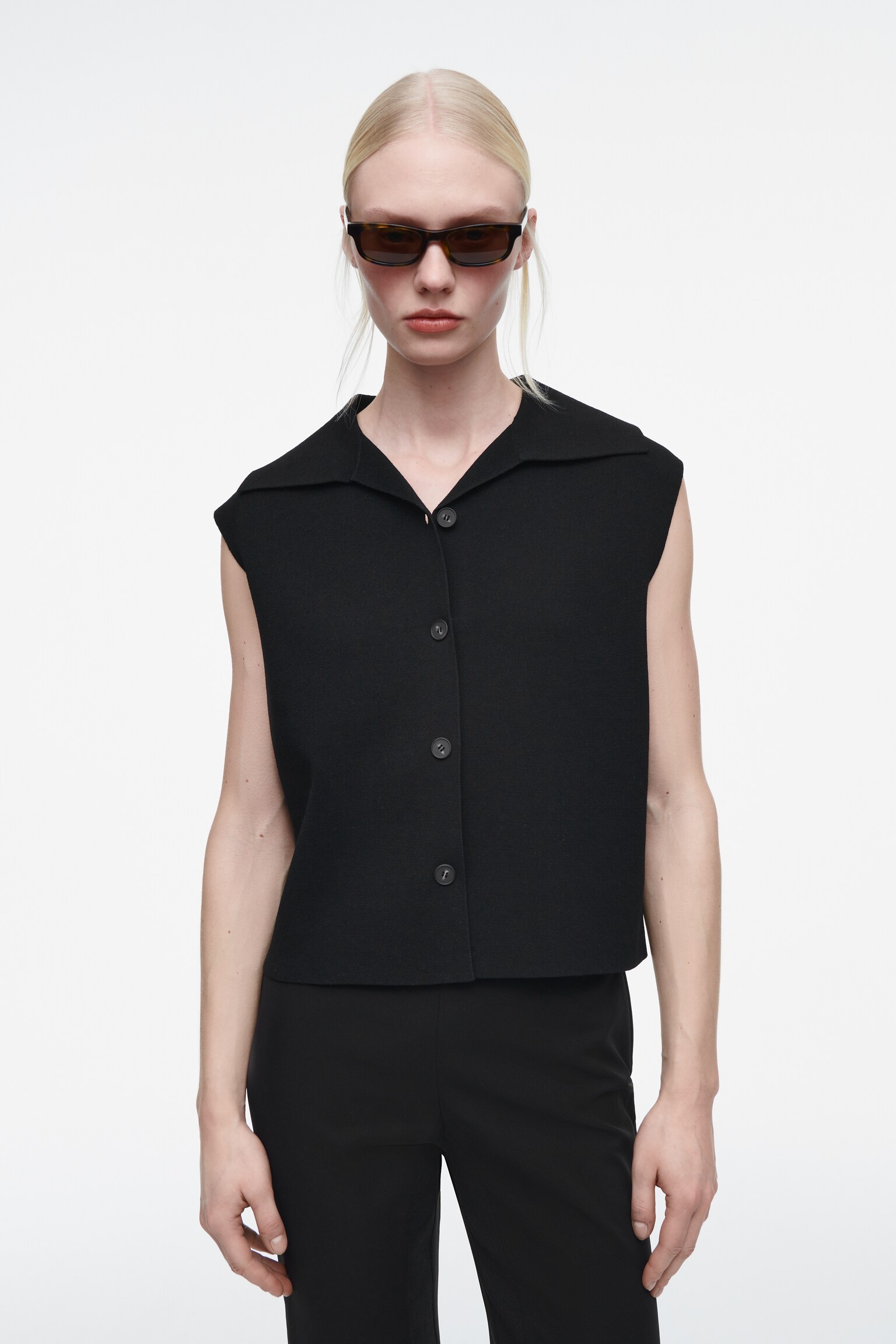 GILET IN MAGLIA CON COLLETTO - NERO