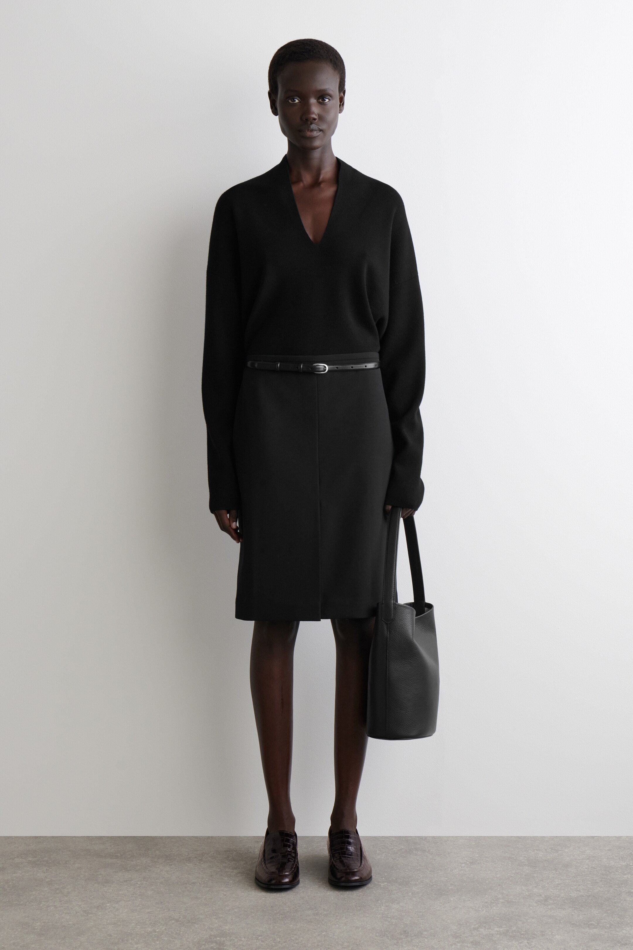 Visualizza immagine più grande: MAGLIONE CON SCOLLO A V IN LANA MERINO - NERO - DONNA | H&M IT 2