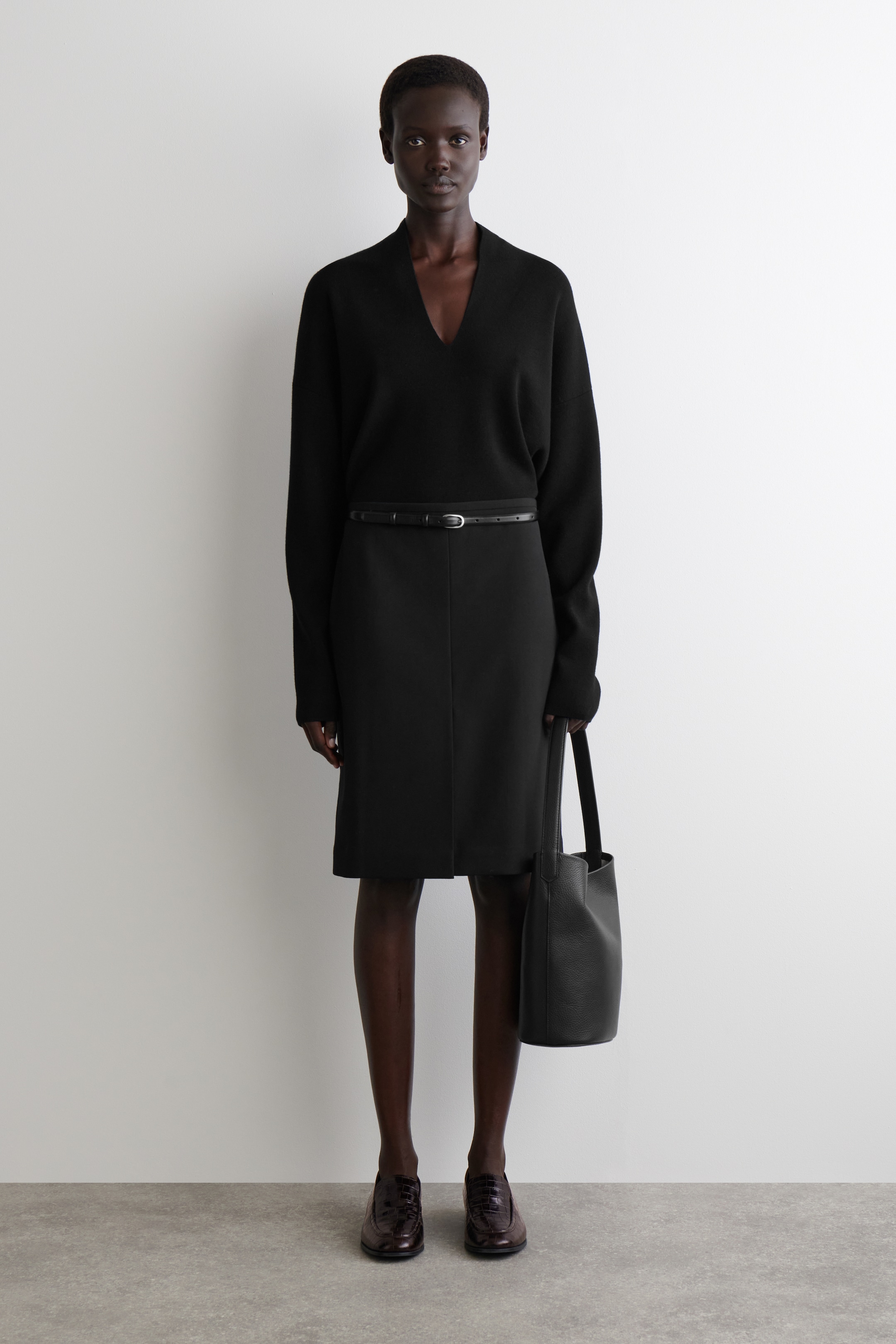 Visualizza immagine più grande: MAGLIONE CON SCOLLO A V IN LANA MERINO - NERO - DONNA | H&M IT 2
