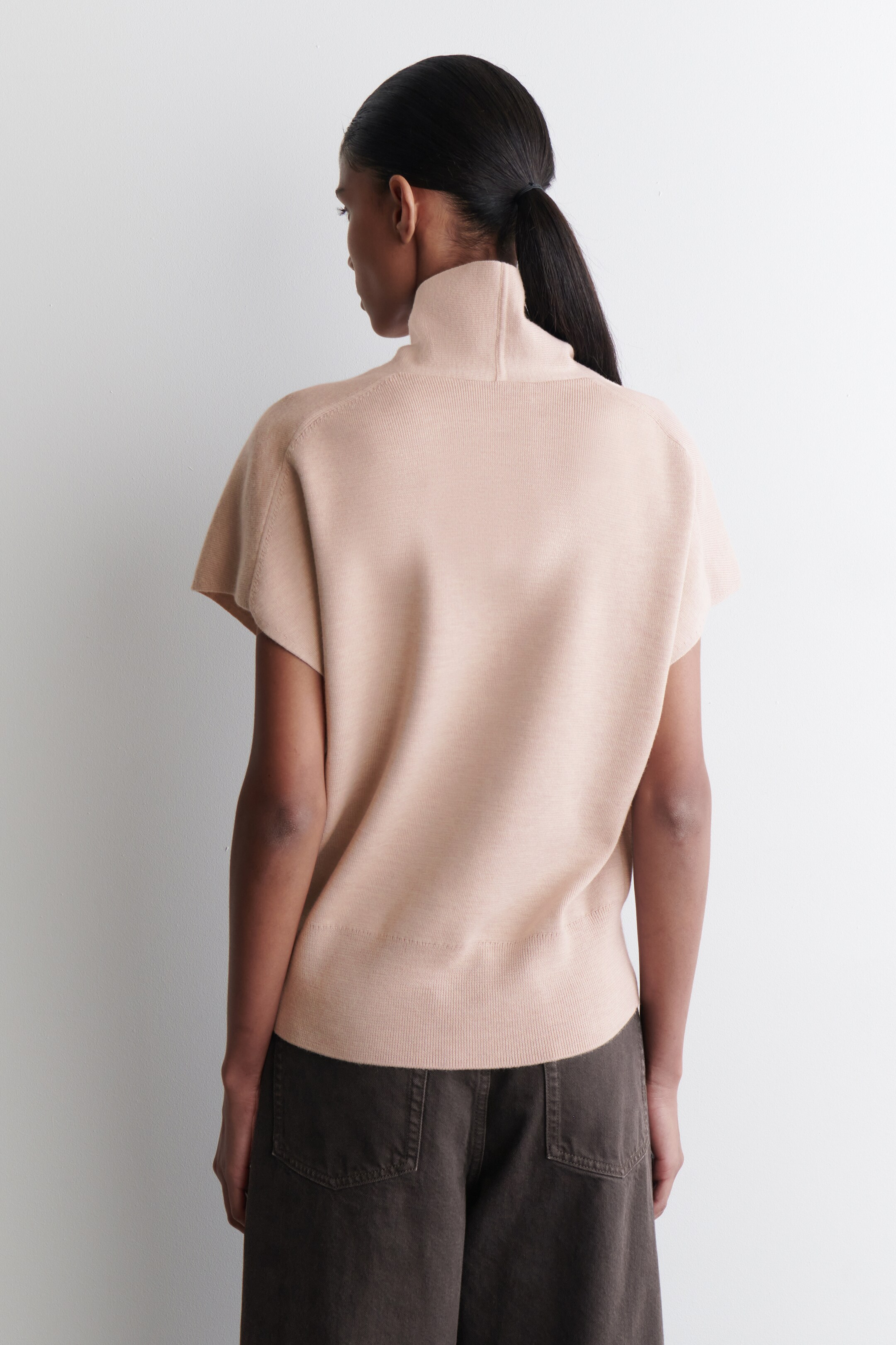 Nagyobb kép megtekintése: MERINÓ GYAPJÚ V-NYAKÚ MELLÉNY - BÉZS MELÍR - NŐI | H&M HU 3