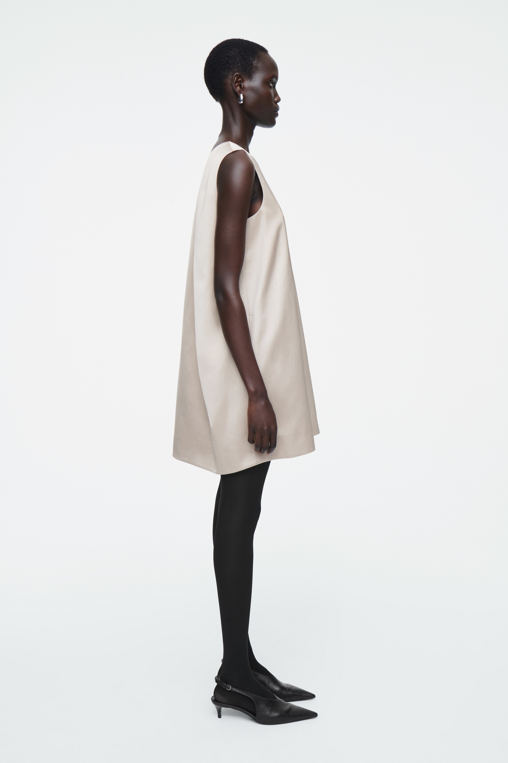 Agrandir l'image: ROBE COURTE SATINÉE À ENCOLURE NAGEUR - HUÎTRE - FEMME | H&M CH 4