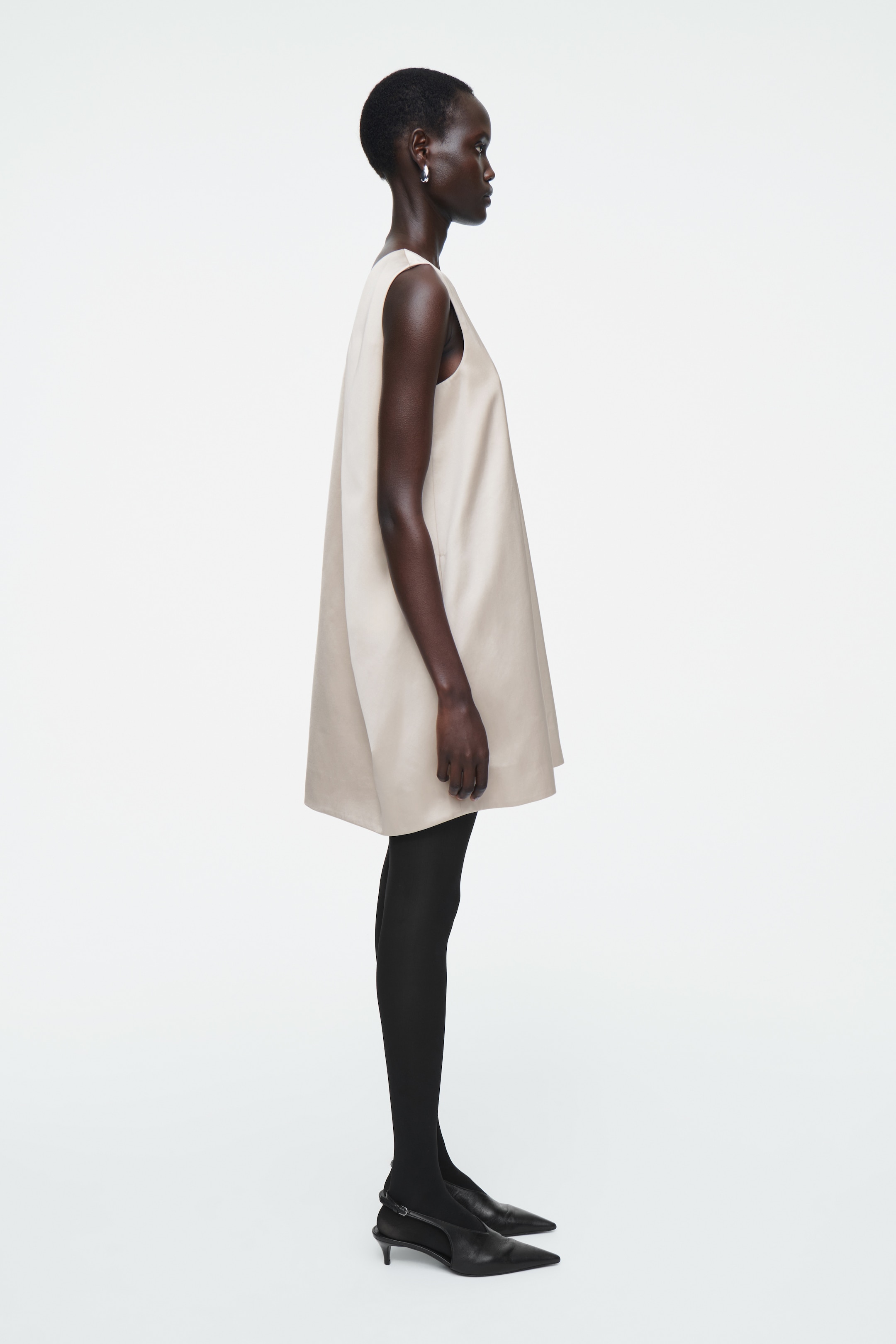 Grösseres Bild ansehen: MINIKLEID AUS SATIN MIT RACER-AUSSCHNITT - BEIGE - DAMEN | H&M CH 4