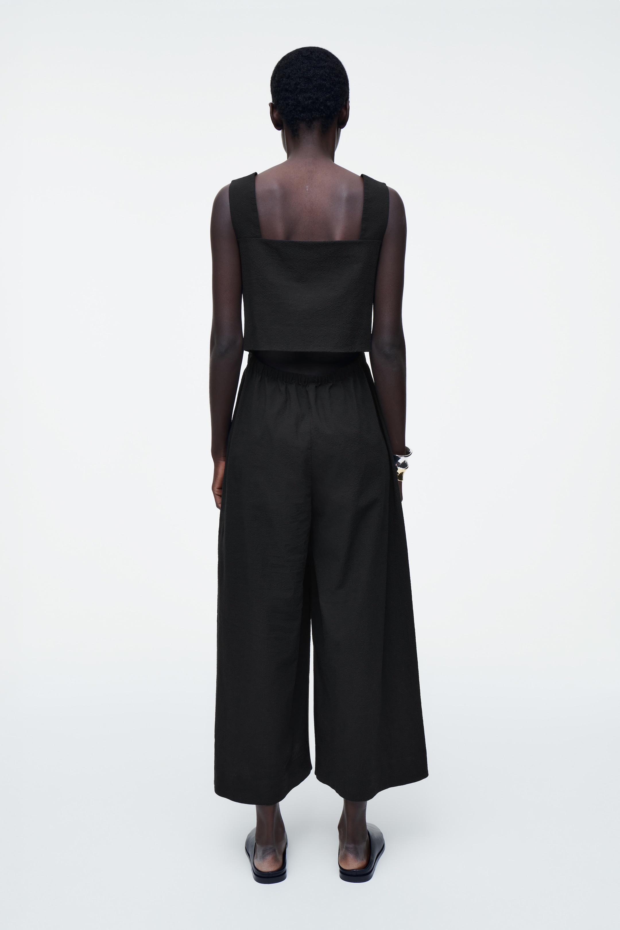 Visa större bild: JUMPSUIT I SEERSUCKER MED VIDA BEN & ÖPPEN RYGG - SVART - DAM | H&M SE 4