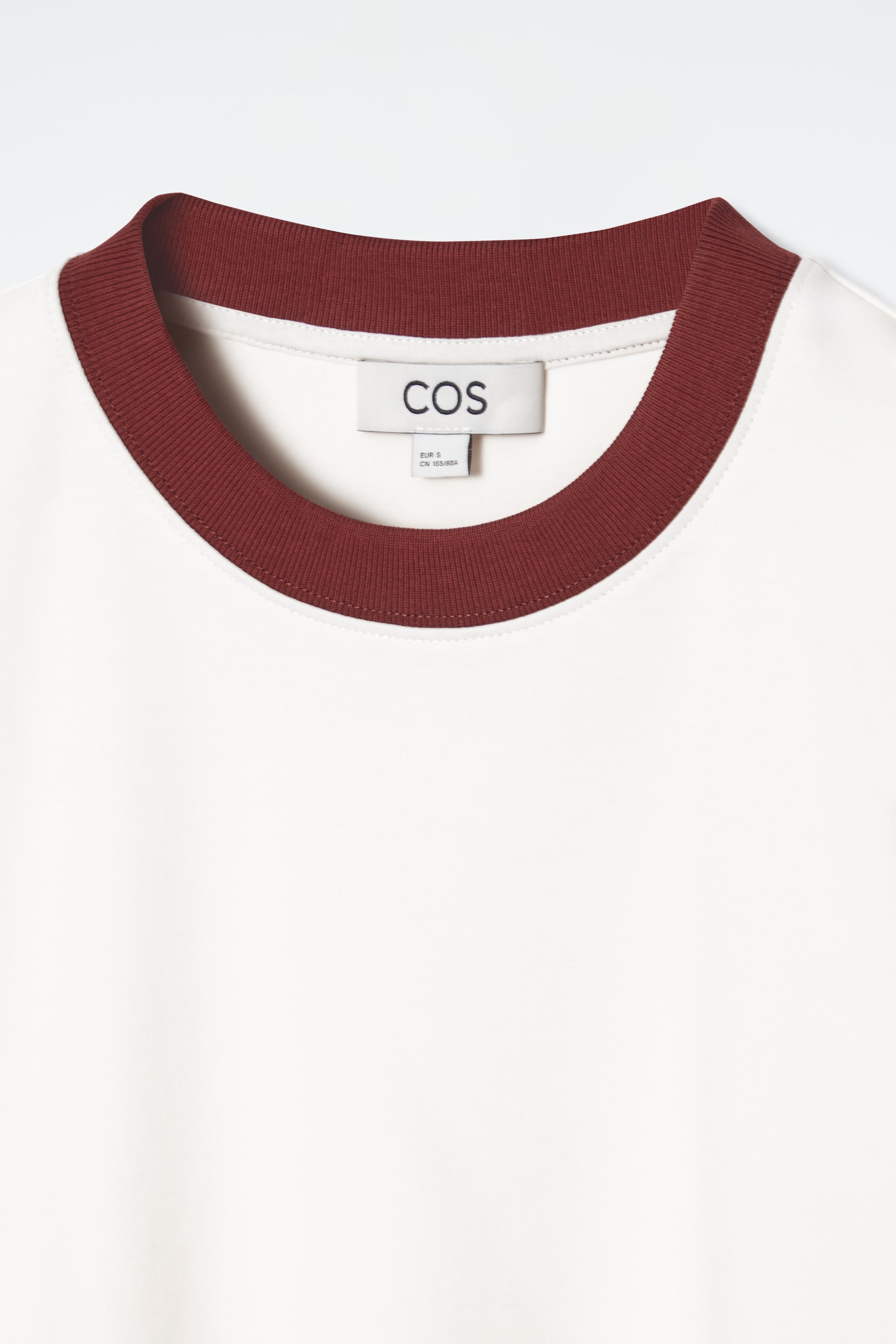 Visualizza immagine più grande: T-SHIRT LINEARE DAL TAGLIO REGOLARE - BIANCO SPORCO / BORDEAUX - DONNA | H&M IT 2