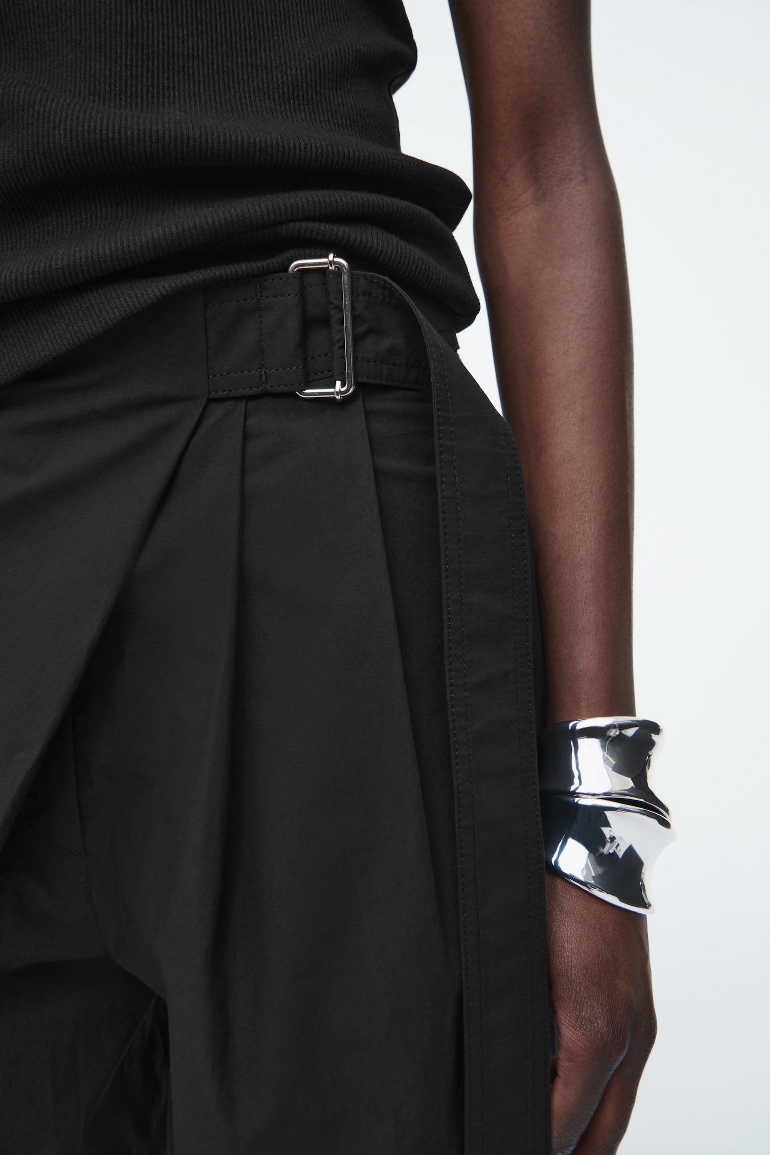 BERMUDAS CRUZADAS CON CINTURÓN - NEGRO/BURDEOS - 3