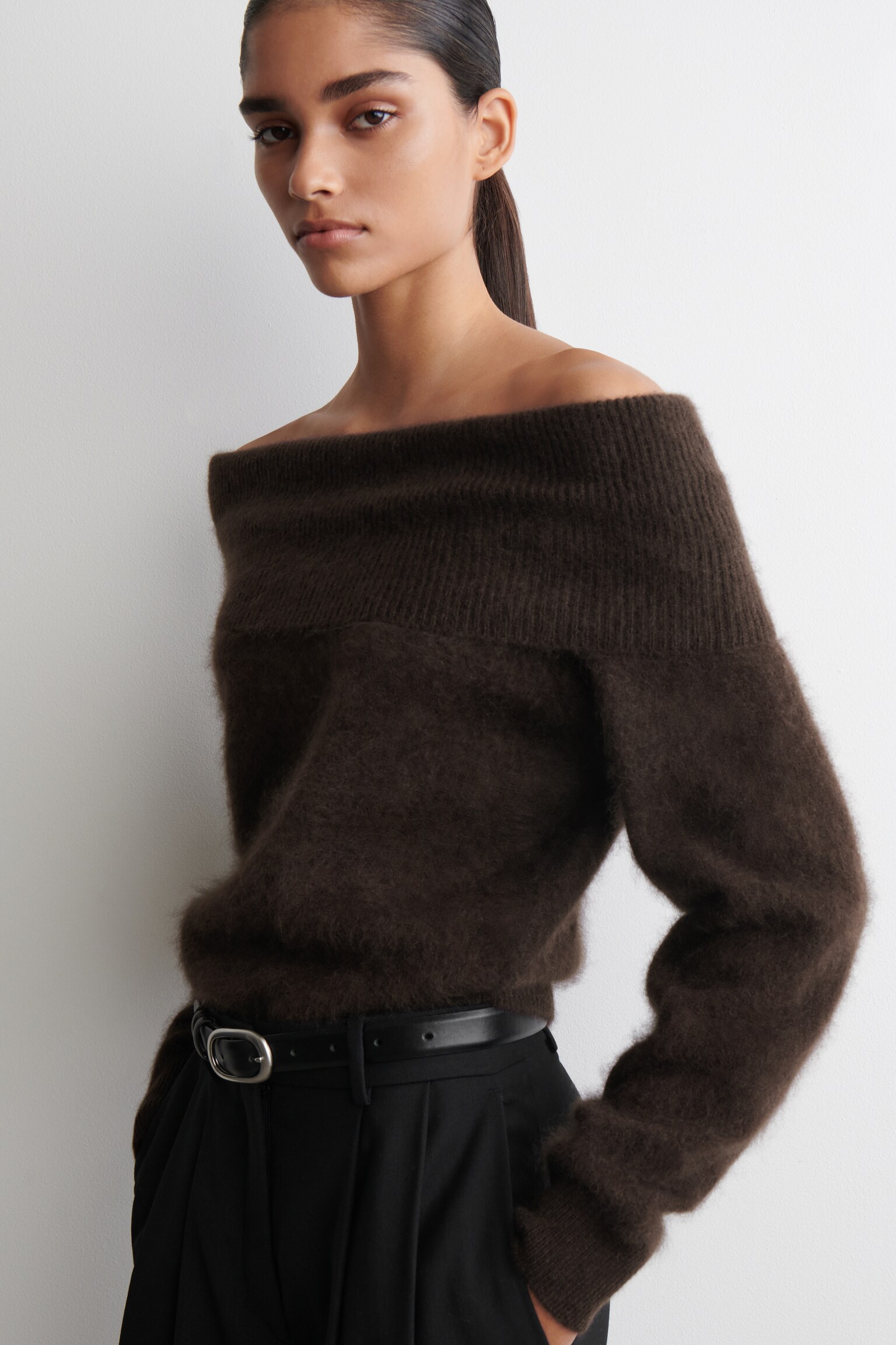 OFF-THE-SHOULDER MERINO WOOL JUMPER - DARK BROWN/GREY - 7