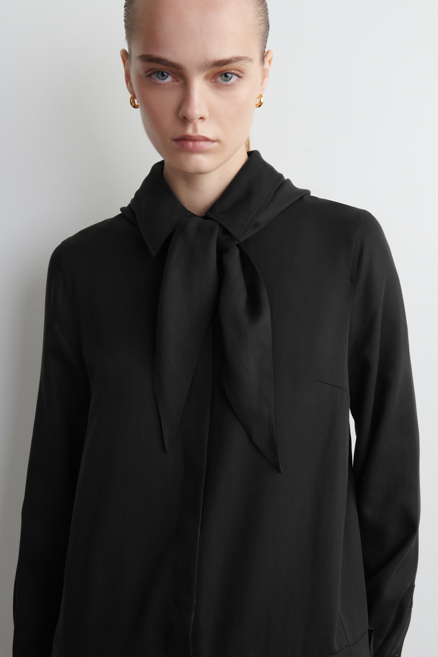 VESTIDO CORTO DE MANGA LARGA CON BUFANDA - NEGRO/MARRÓN - 3