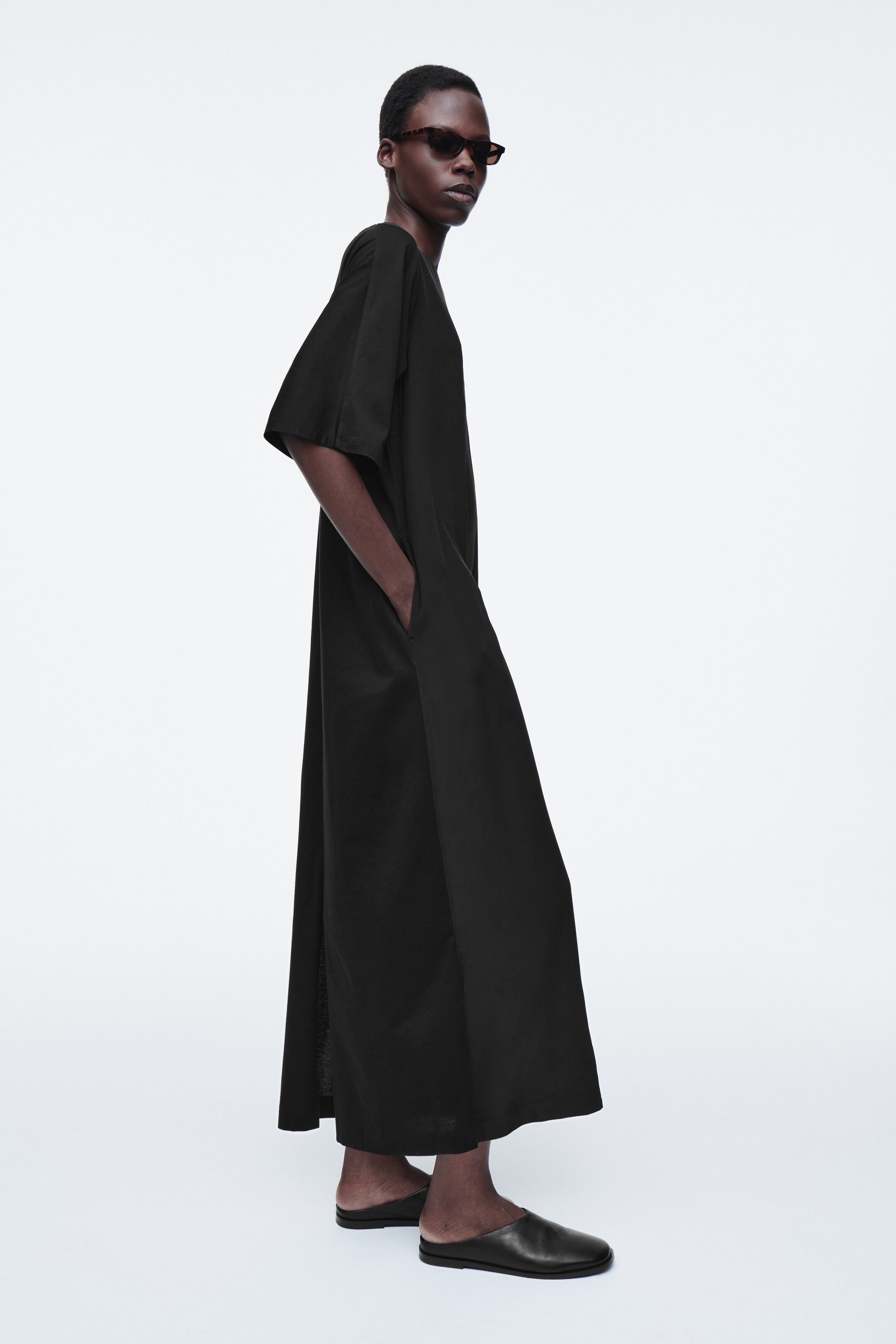 Ver imagen más grande: VESTIDO MIDI CON PANEL DE SEDA - NEGRO - MUJER | H&M ES 4