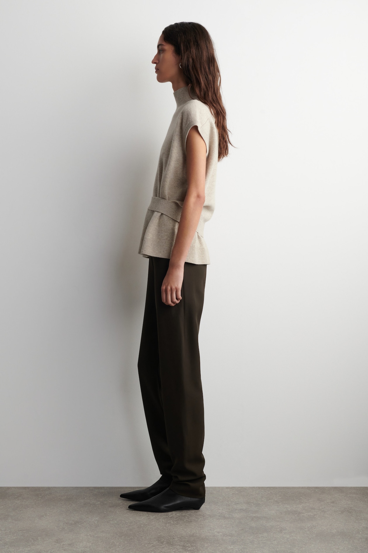 BELT-DETAIL FUNNEL-NECK WOOL VEST — BEIGE MÉLANGE