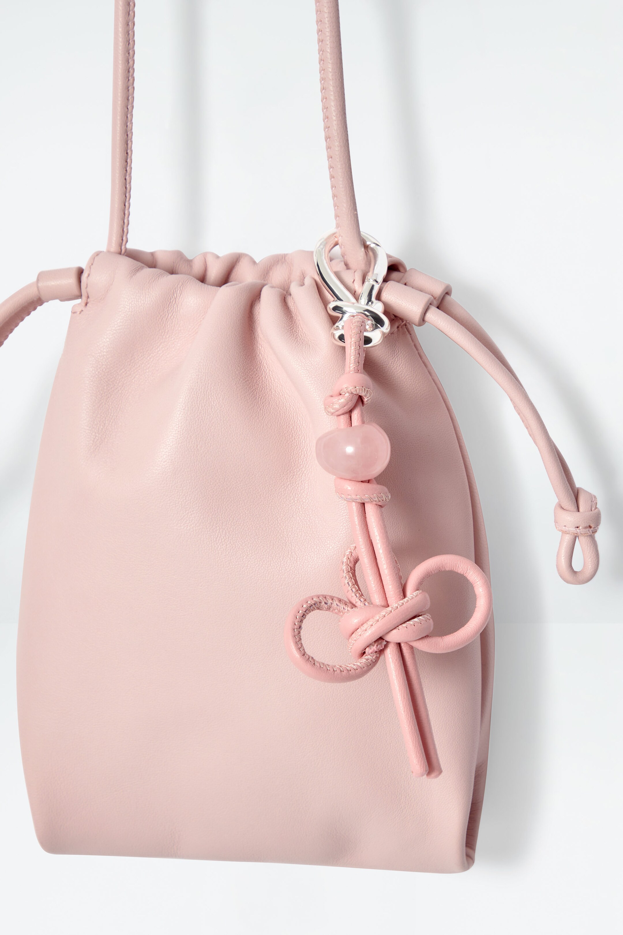 TOGETHERNESS TASCHENANHÄNGER MIT KNOTENDETAIL