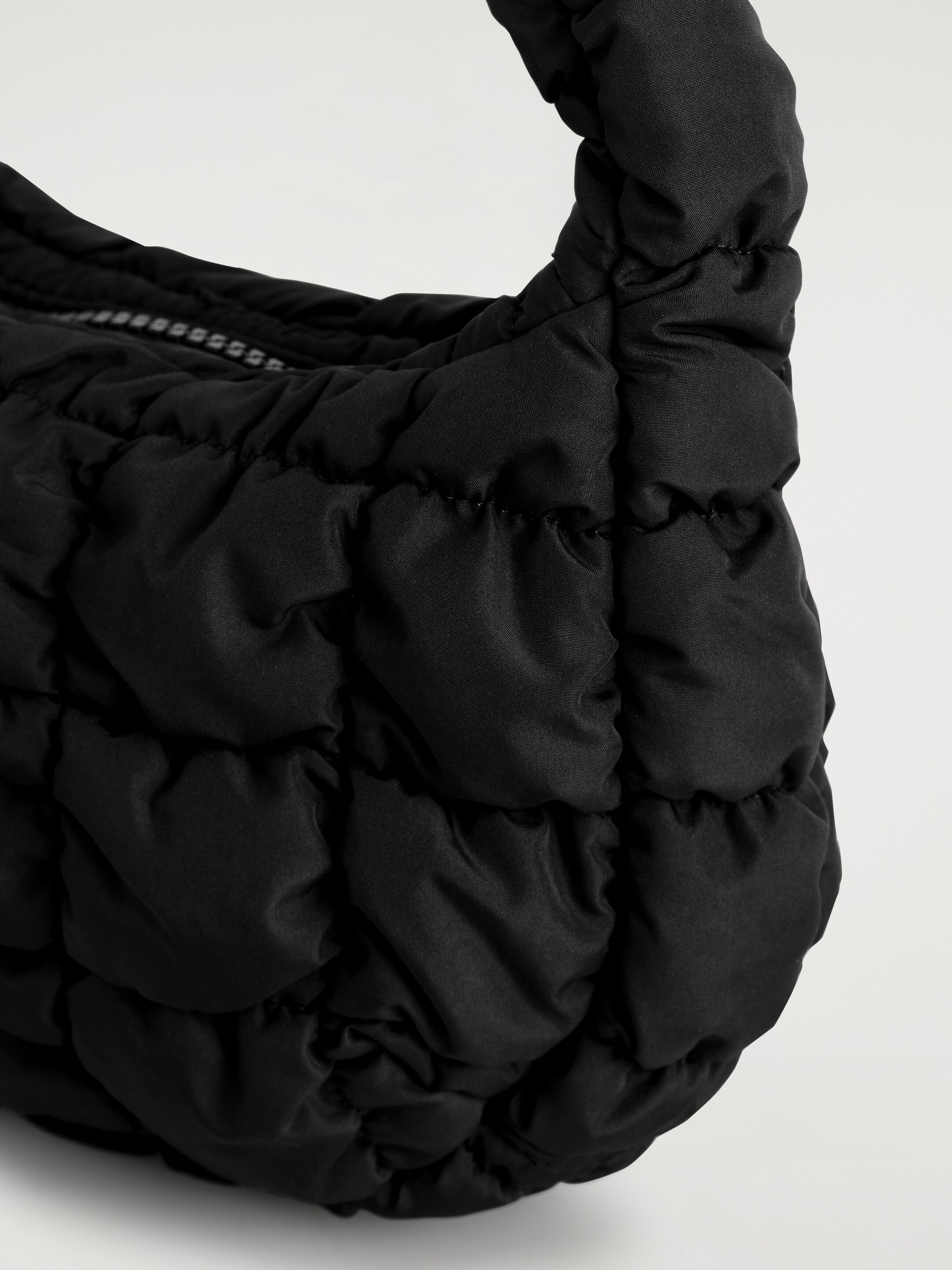 Grösseres Bild ansehen: GESTEPPTE MINI-TASCHE - SCHWARZ - DAMEN | H&M CH 11