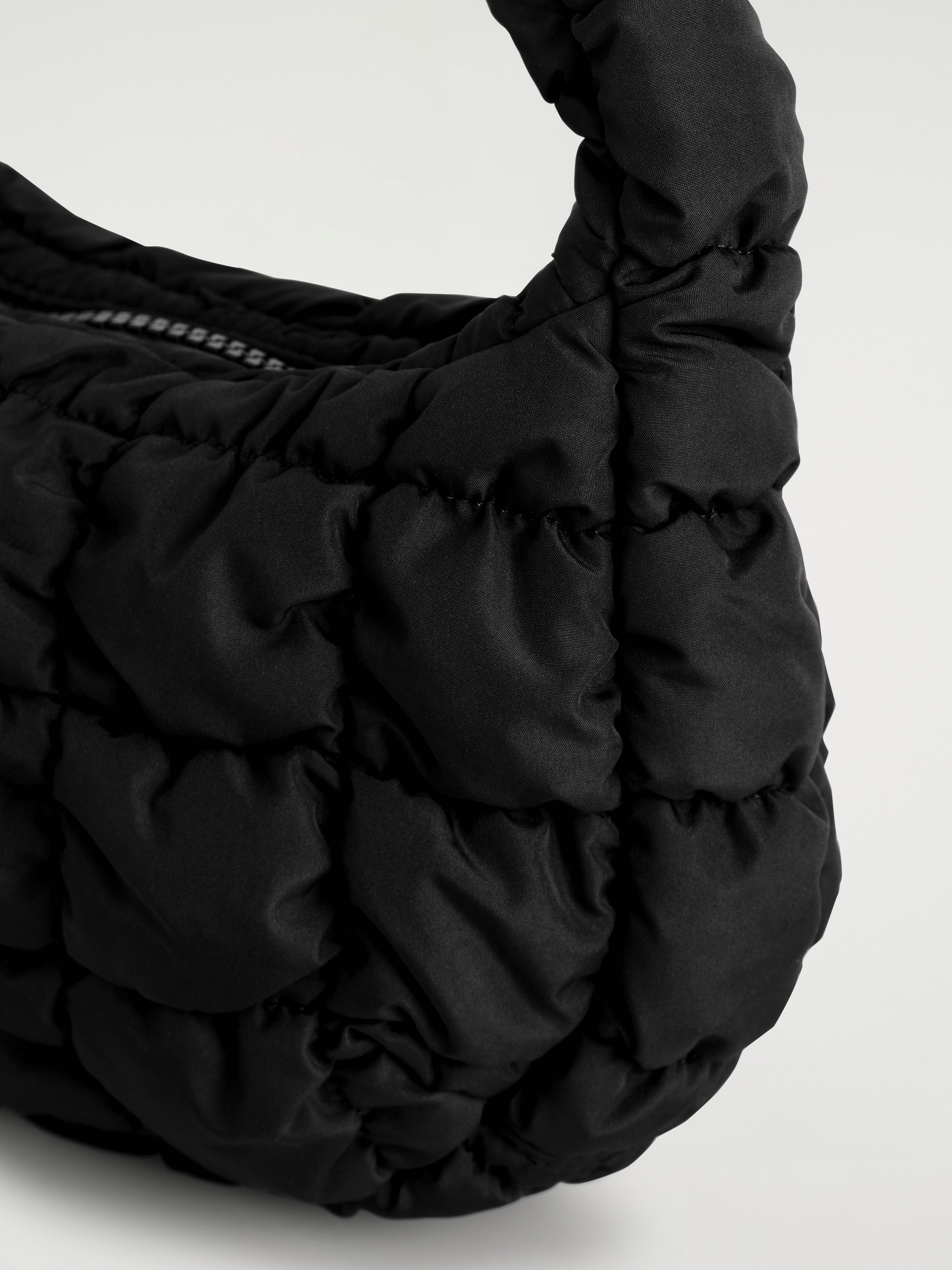 COS Quilted Mini Bag トートバッグ　軽量 おしゃれ 通勤 QUILTED MINI BAG - BLACK | COS US