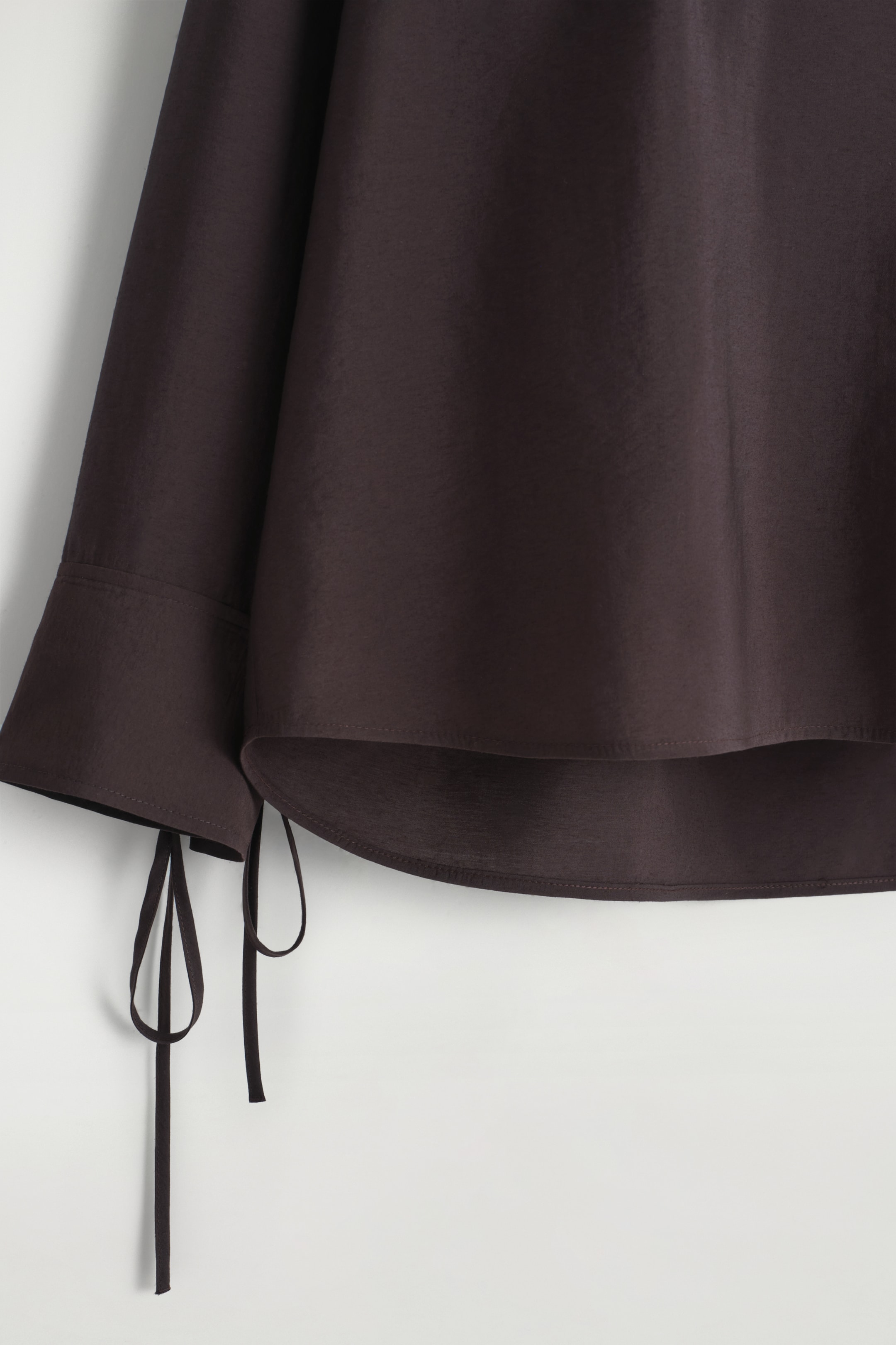 Visa större bild: BLUS I MODAL MED V-RINGAD KRAGE - MÖRKBRUN - DAM | H&M SE 9