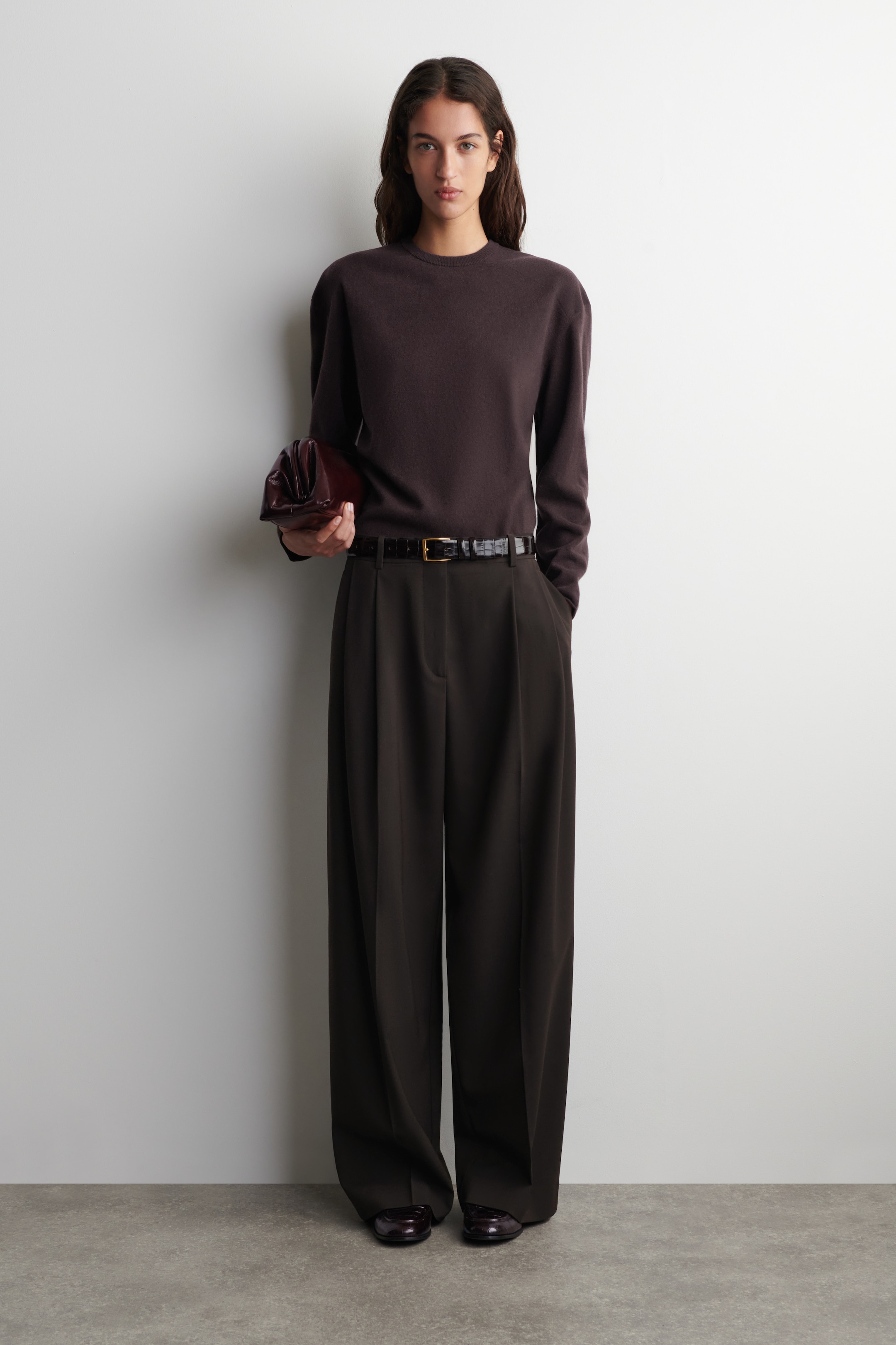 Größeres Bild anzeigen: PULLOVER AUS MERINOWOLLE MIT RUNDHALSAUSSCHNITT - DUNKELBRAUN - Ladies | H&M AT 2