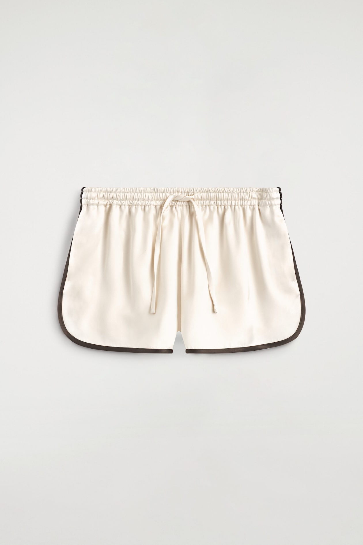 SHORT SPORTIF EN SATIN À LISERÉ CONTRASTANT