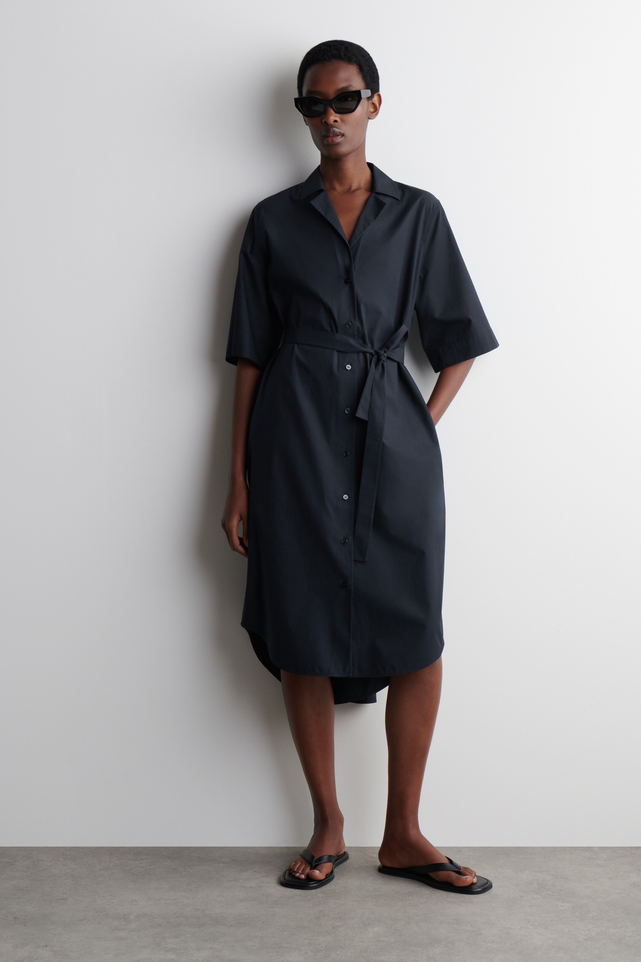 Grotere afbeelding bekijken: Jurk met ceintuur en korte mouwen tot op de kuit - MARINEBLAUW - DAMES | H&M BE 2