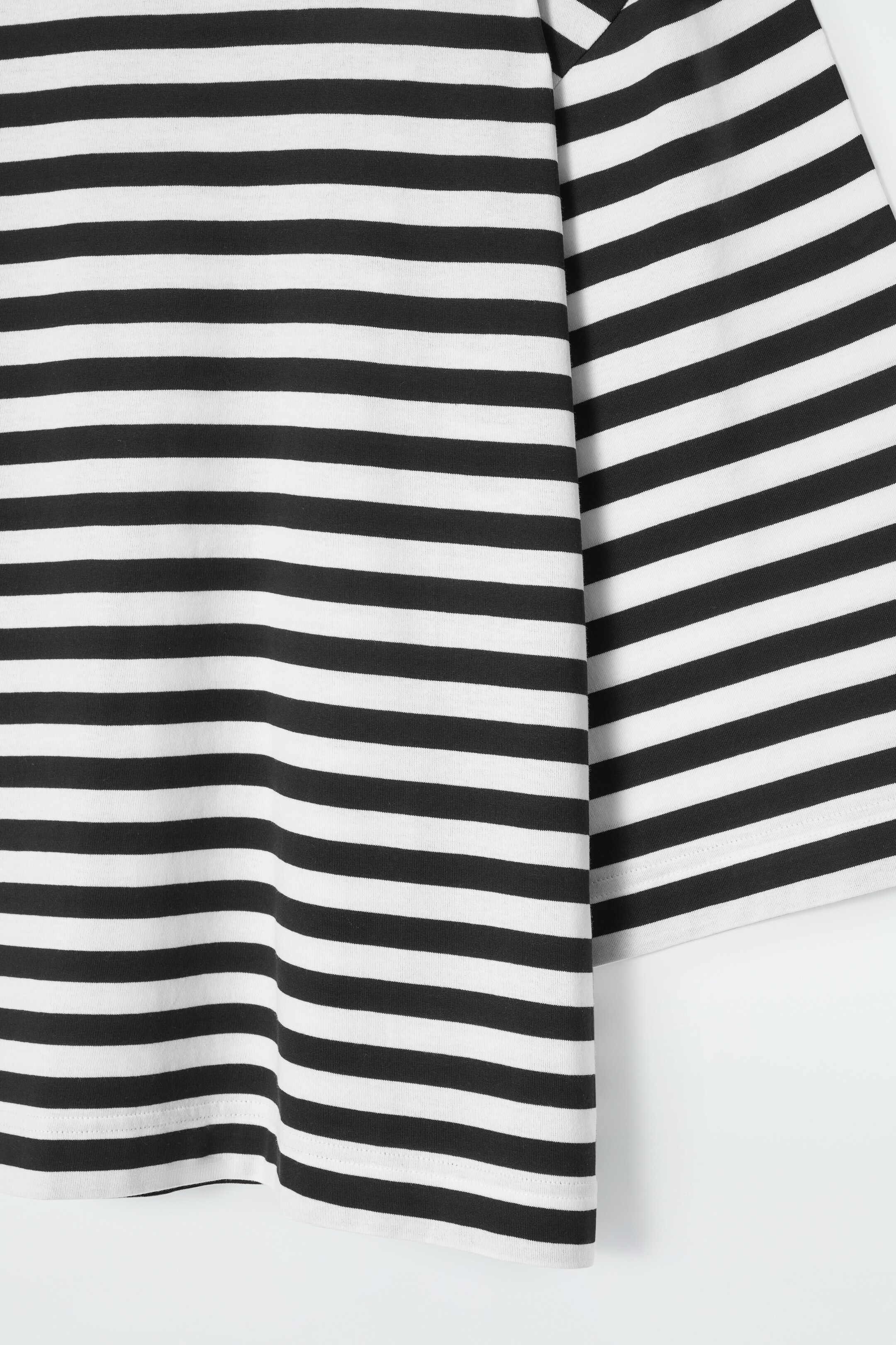 Grösseres Bild ansehen: TRAPEZFÖRMIGES LOCKERES T-SHIRT - SCHWARZ/GESTREIFT - DAMEN | H&M CH 2