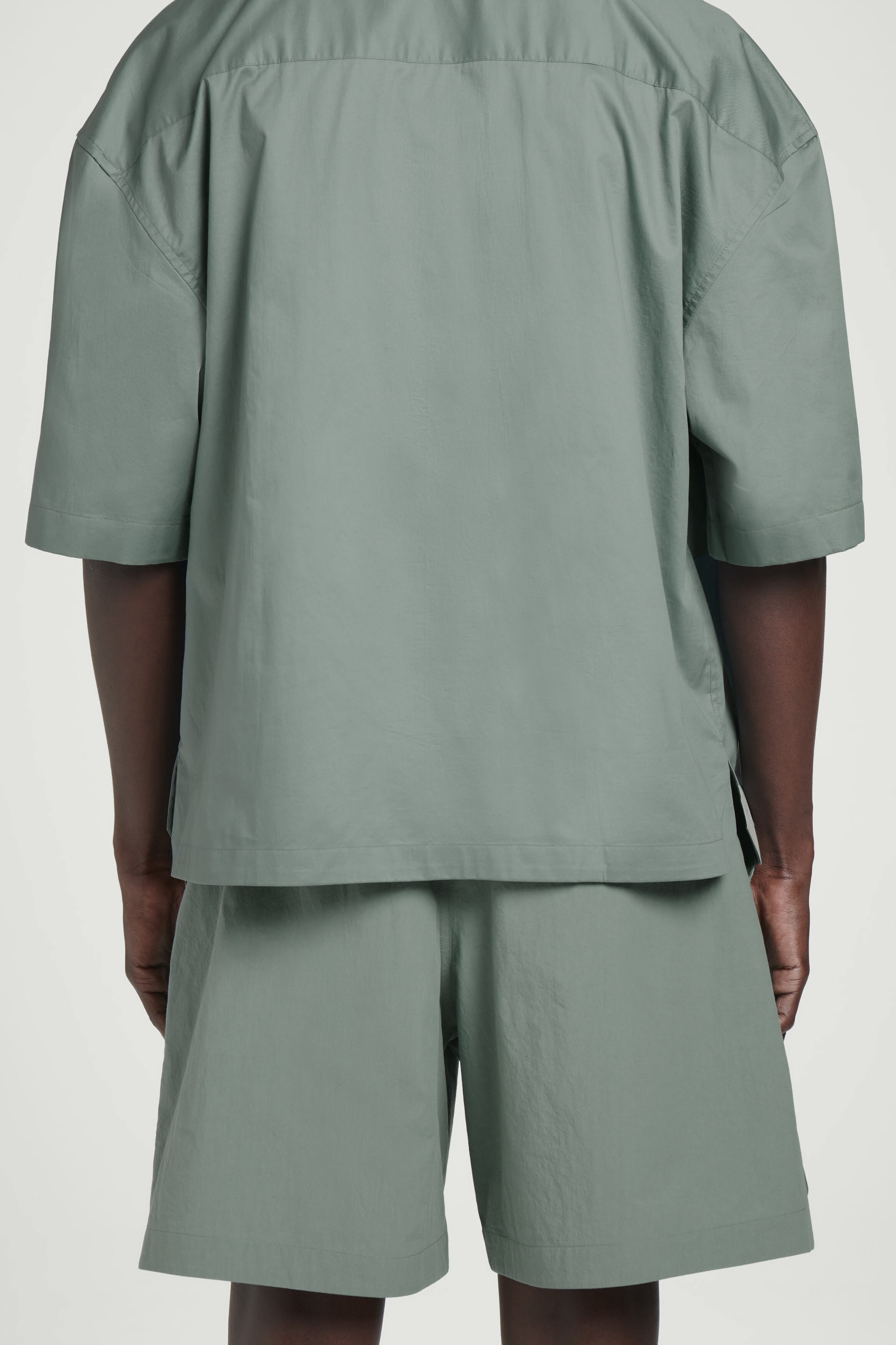 PIMA COTTON ELASTICATED SHORTS - GREEN | COS