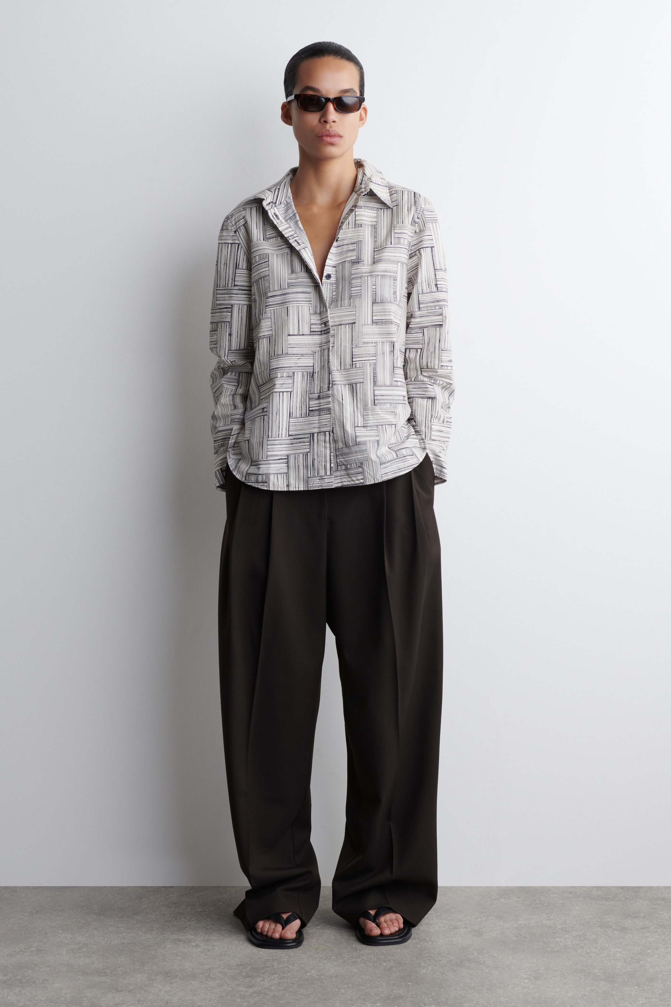 Se større billede: PRINTET BOMULDSKJORTE - ECRU / MARINEBLÅ / PRINT - DAME | H&M DK 3