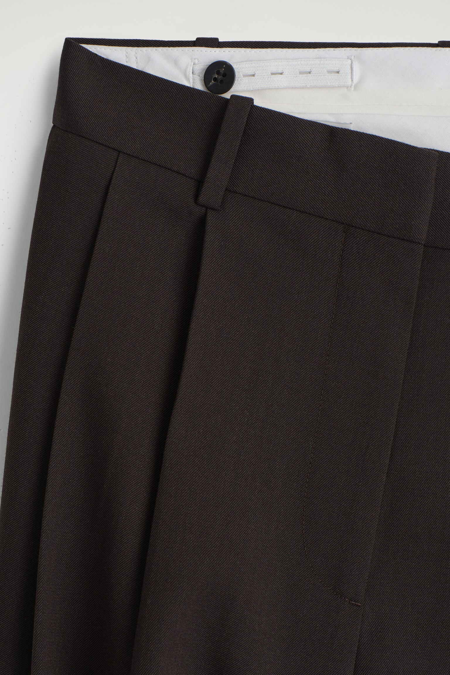 LOCKERE HOSE AUS TWILL MIT WEITEM BEIN - DUNKELBRAUN/SCHWARZ - 6