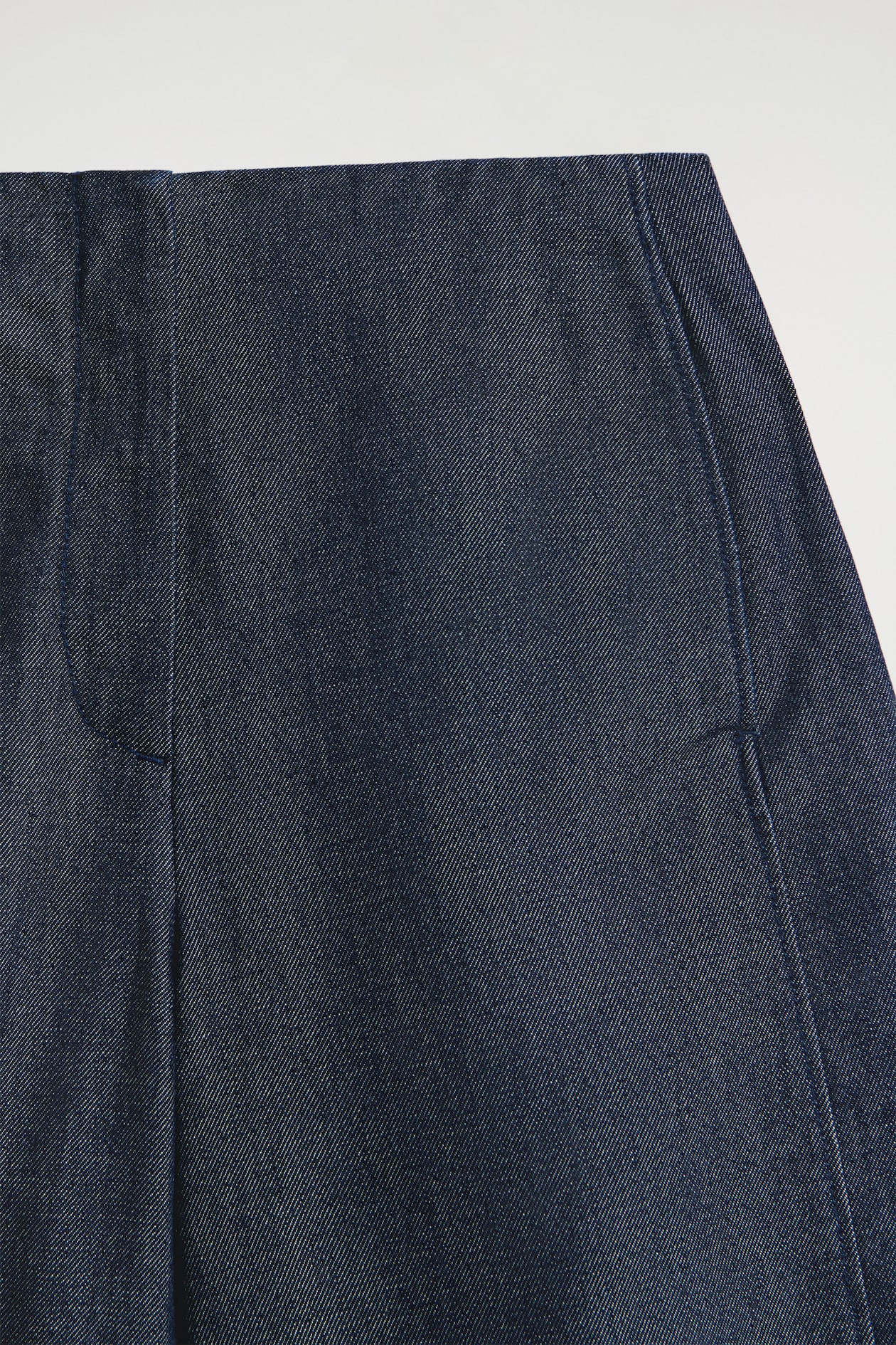 RAW DENIM CROPPED BARREL-LEG TROUSERS — INDIGO