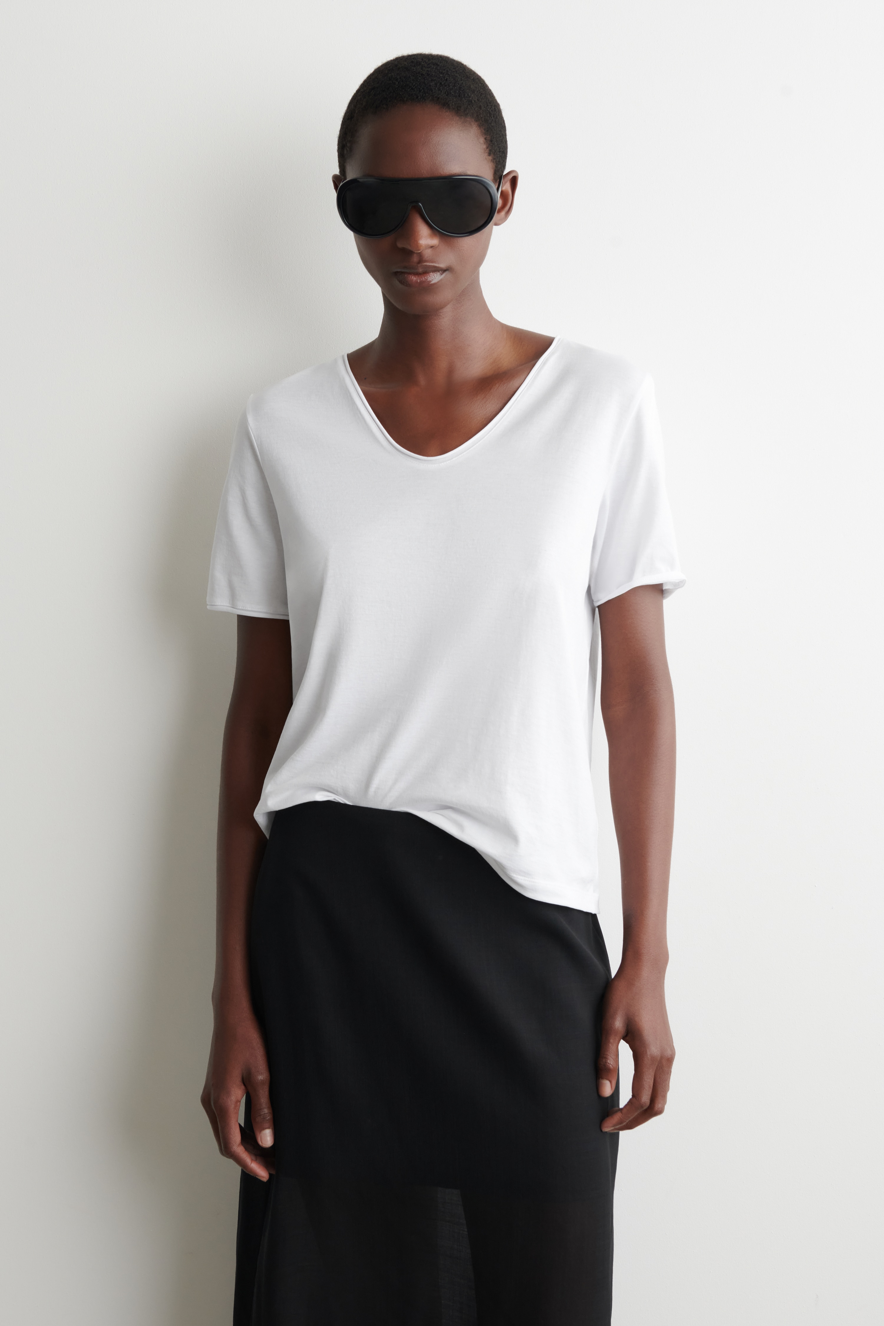 LEICHTES BAUMWOLL-T-SHIRT MIT TIEFEM AUSSCHNITT - WEISS/BRAUN