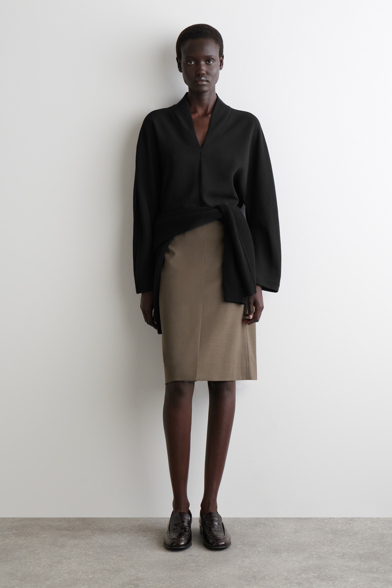 BLUSA CON SOLAPAS - NEGRO - 4