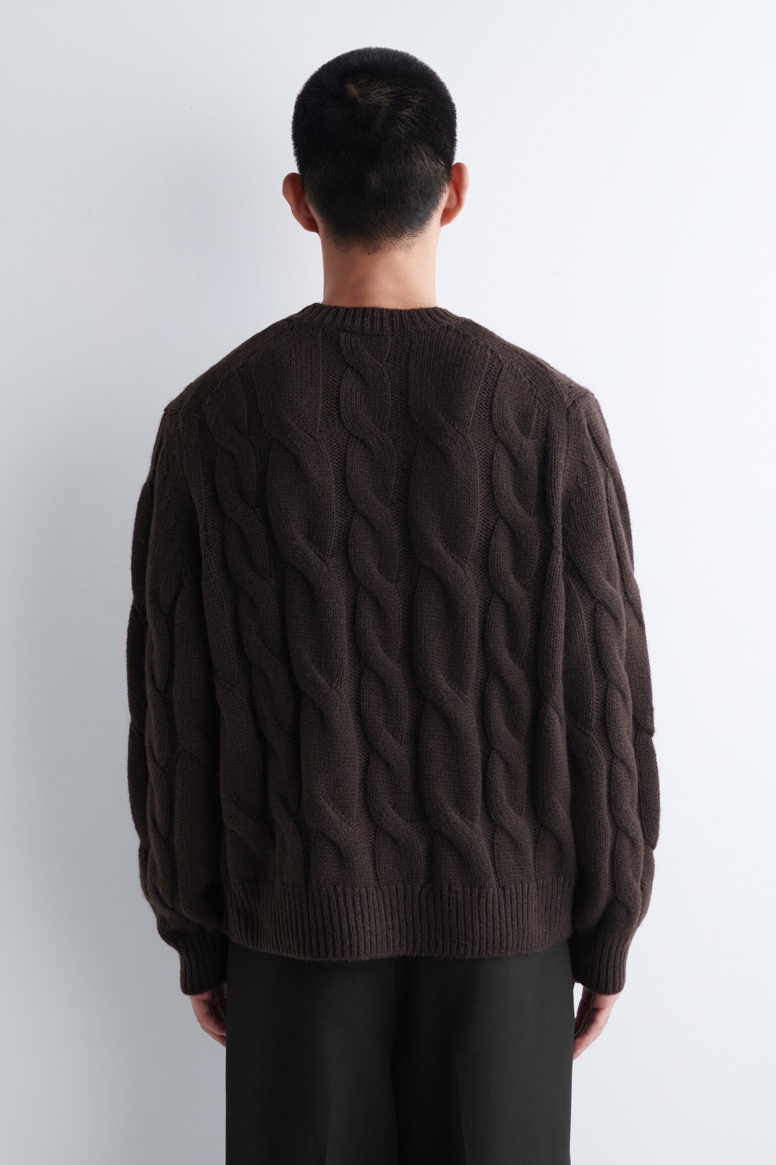 CABLE-KNIT WOOL CREW-NECK JUMPER - TMAVOHNEDÁ - 5