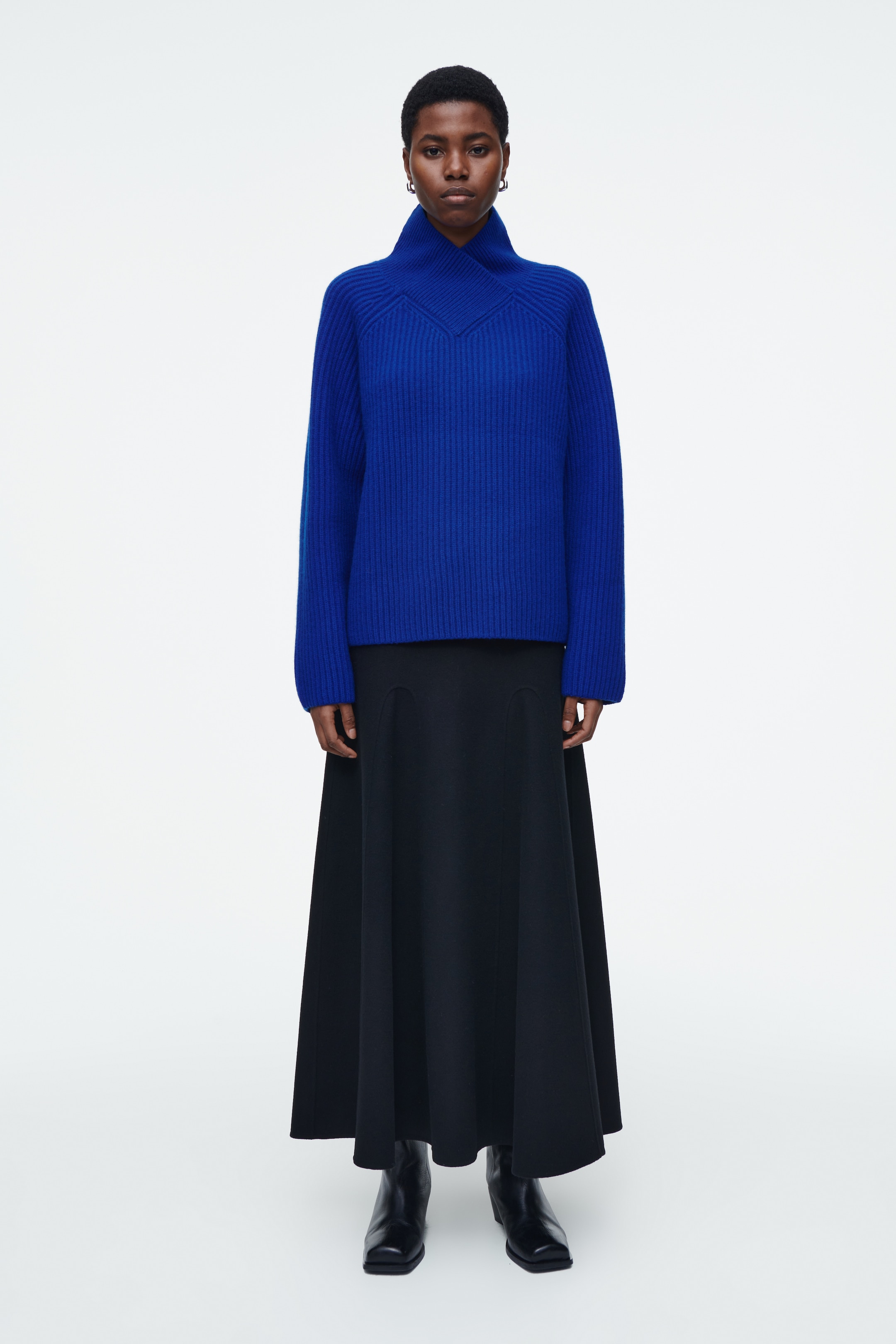 Agrandir l'image: PULL À COL CROISÉ EN LAINE MÉRINOS - BLEU COBALT - FEMME | H&M CH 2