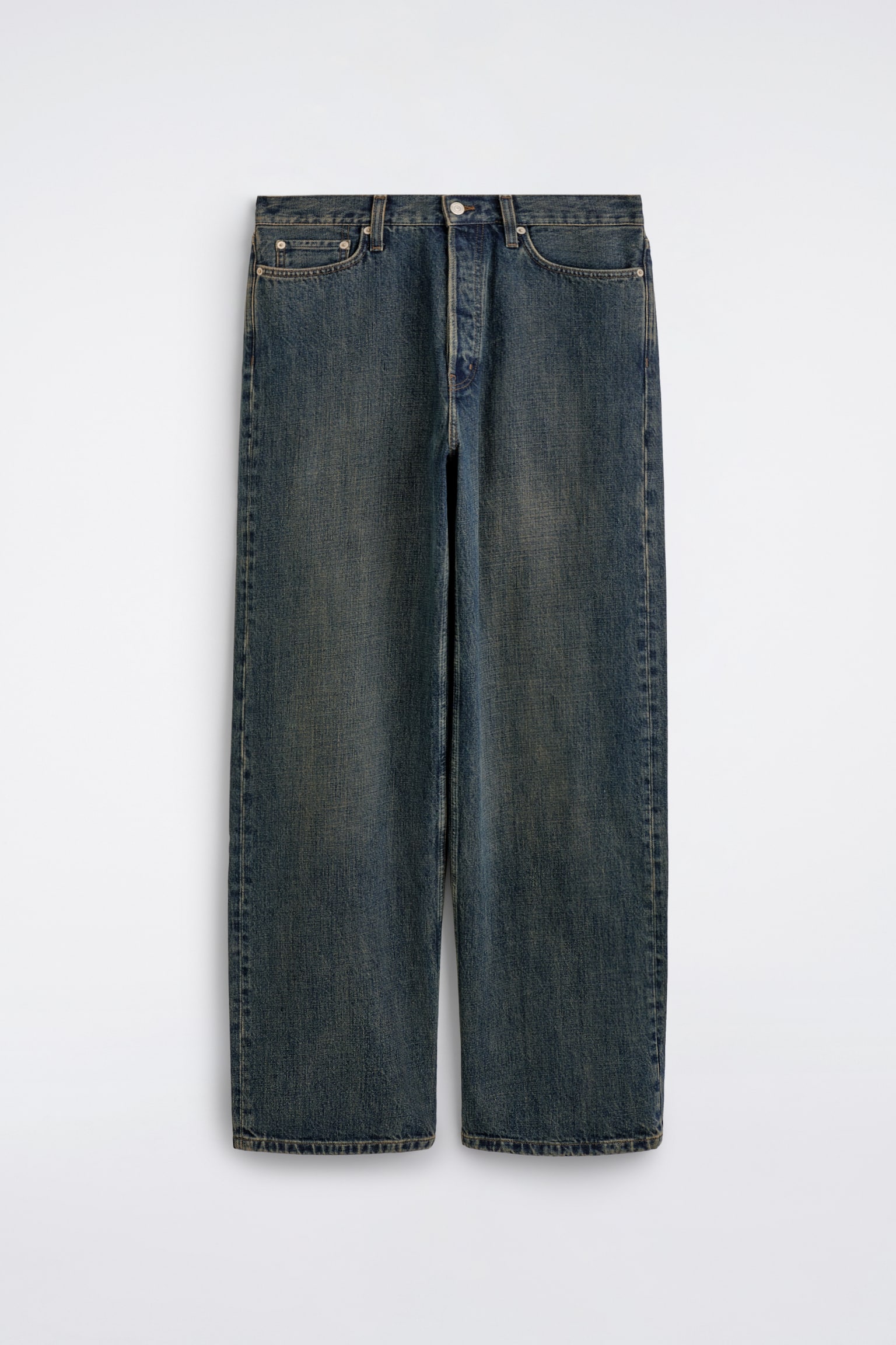 Un par de vaqueros de denim de pernera ancha en un lavado azul desgastado cuelga de frente, mostrando una silueta relajada de pierna recta con un sutil desteñido de estilo vintage a lo largo de los muslos. Los vaqueros presentan un diseño clásico de cinco bolsillos, trabillas para cinturón y cierre de botones. - 1