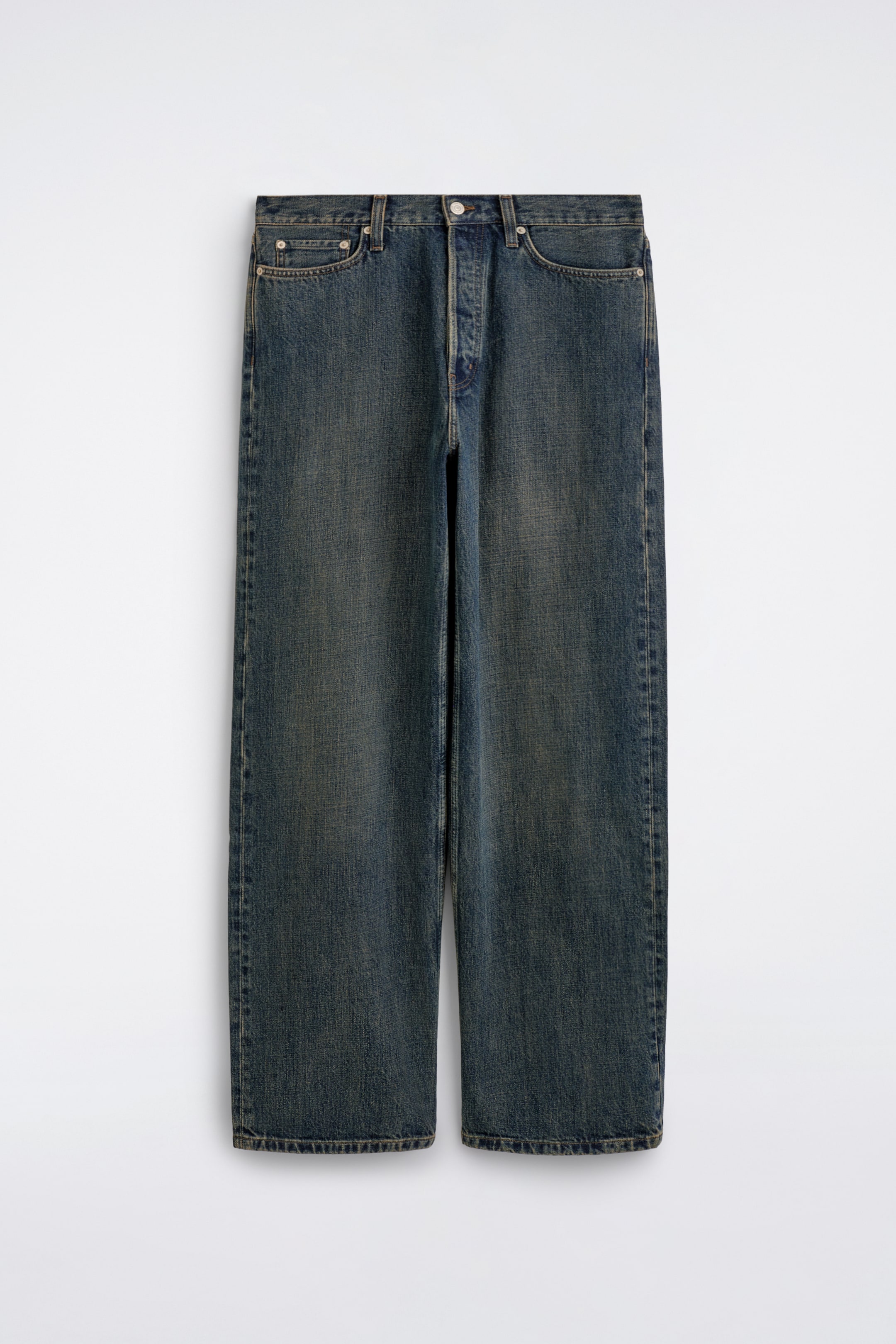 Größeres Bild anzeigen: Ein Paar weit geschnittene Denim-Jeans in ausgewaschenem Blau hängt frontseitig und zeigt eine entspannte, gerade Silhouette mit dezenten, vintageinspirierten Waschungen entlang der Oberschenkel. Die Jeans verfügen über ein klassisches Five-Pocket-Design, Gürtelschlaufen und einen Knopfverschluss.