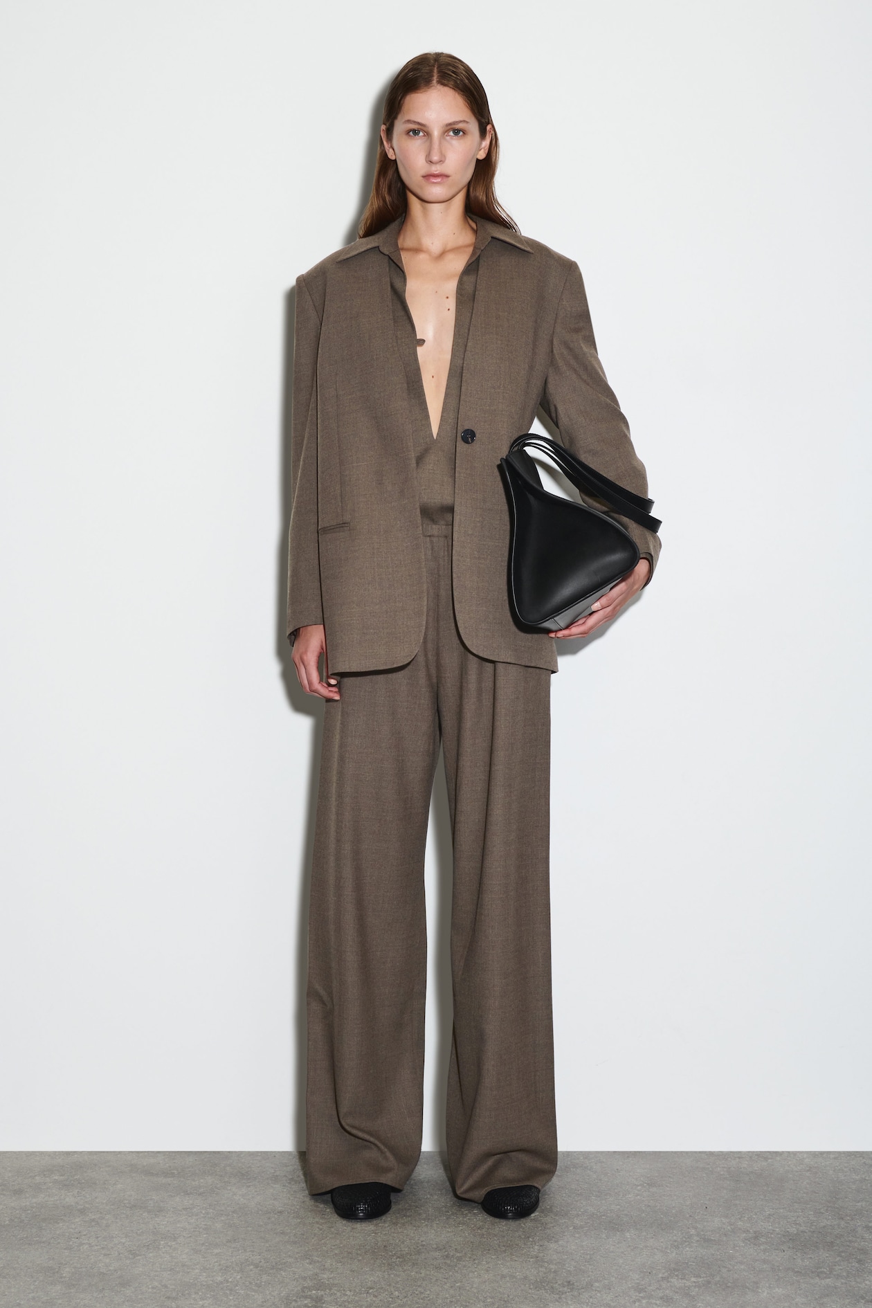 PANTALON LARGE EN LAINE MÉLANGÉE - BRUN | COS FR