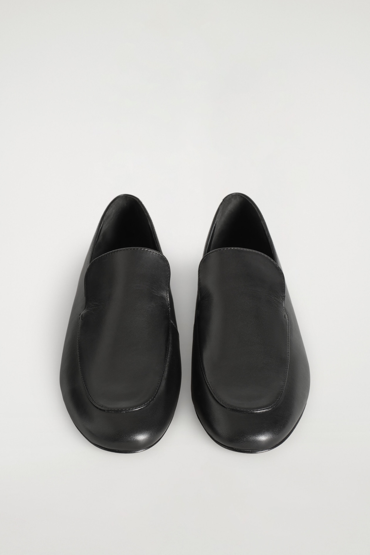 LEATHER LOAFERS — BLACK