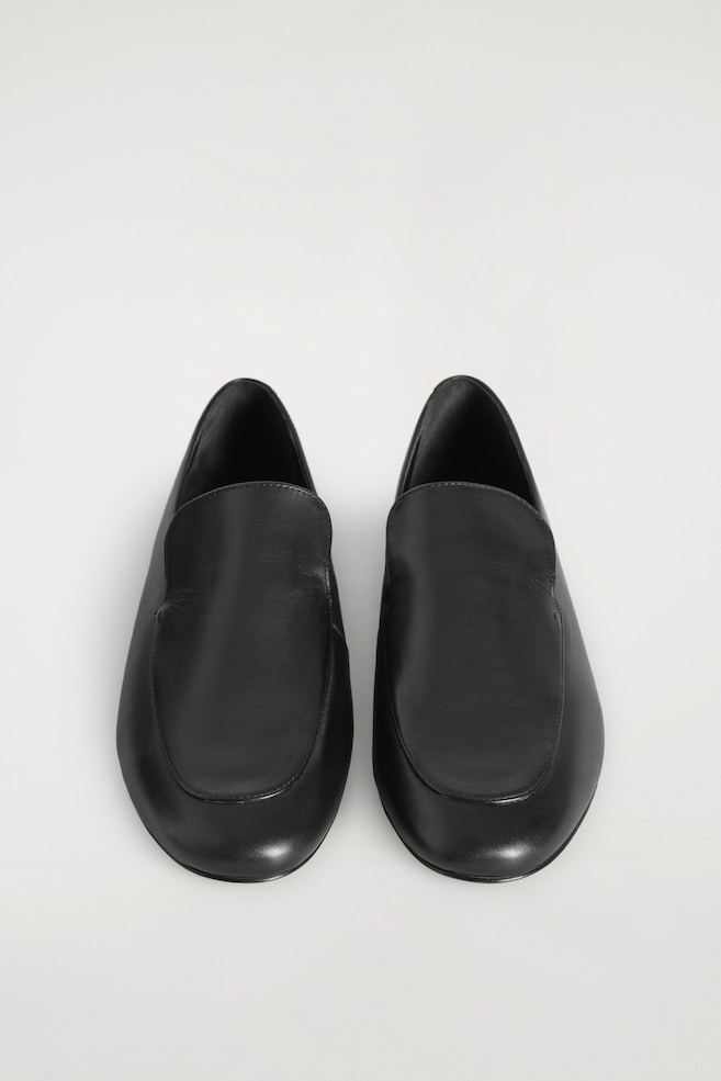 LEATHER LOAFERS — BLACK