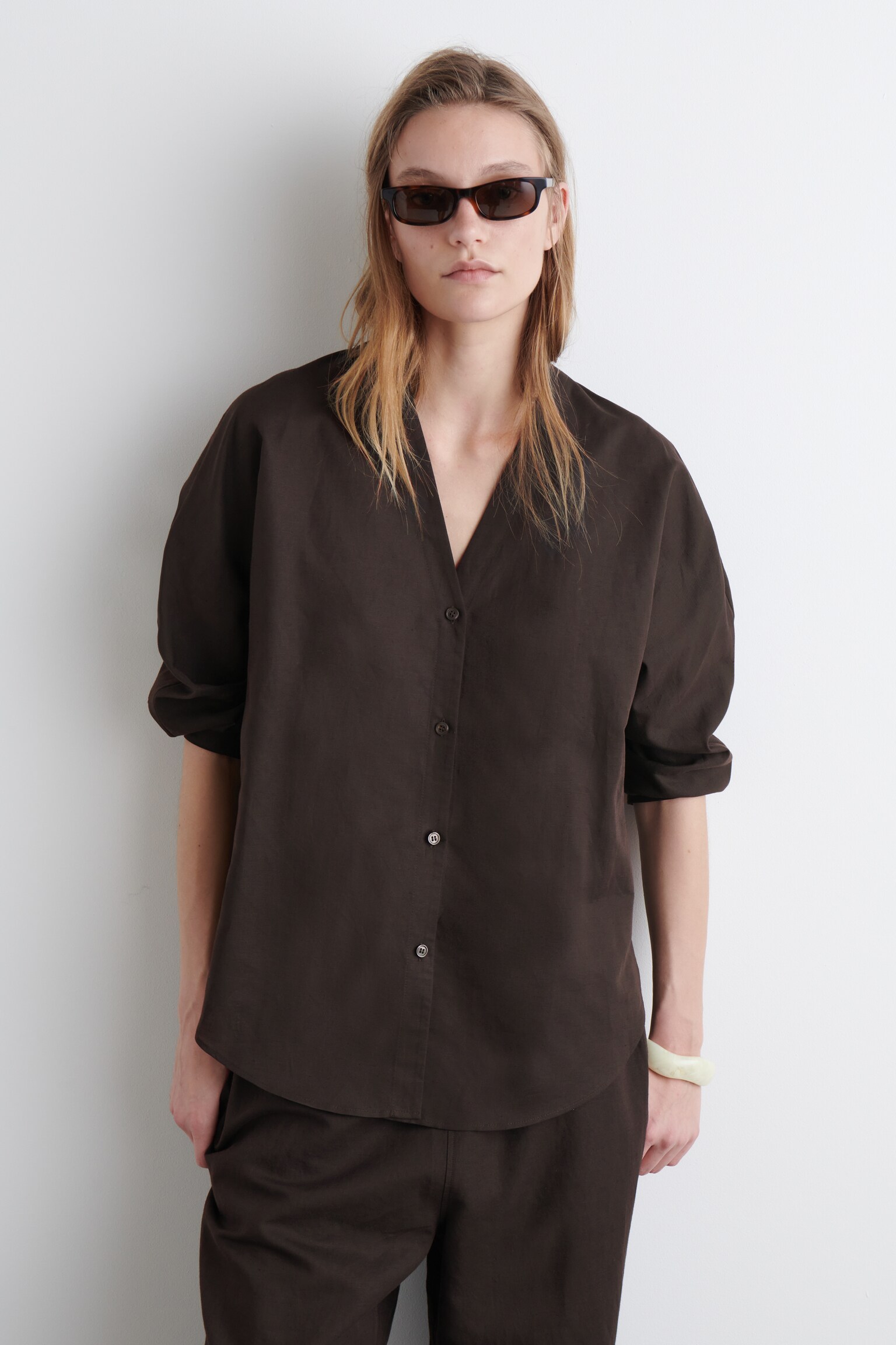 CAMICIA IN LINO E COTONE CON SCOLLO A V - MARRONE SCURO/ROSA
