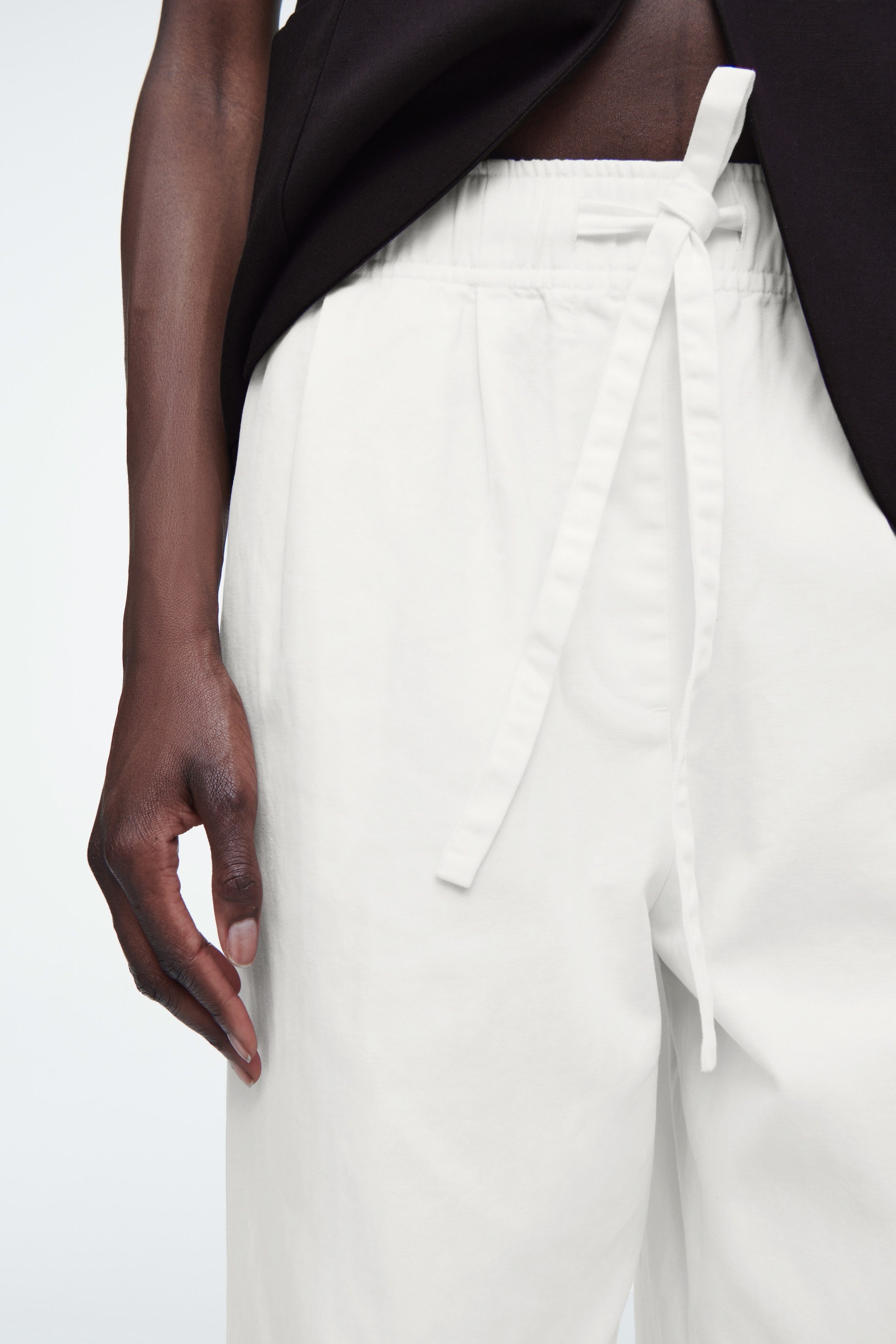 PANTALON FUSEAU À TAILLE ÉLASTIQUÉE EN COTON