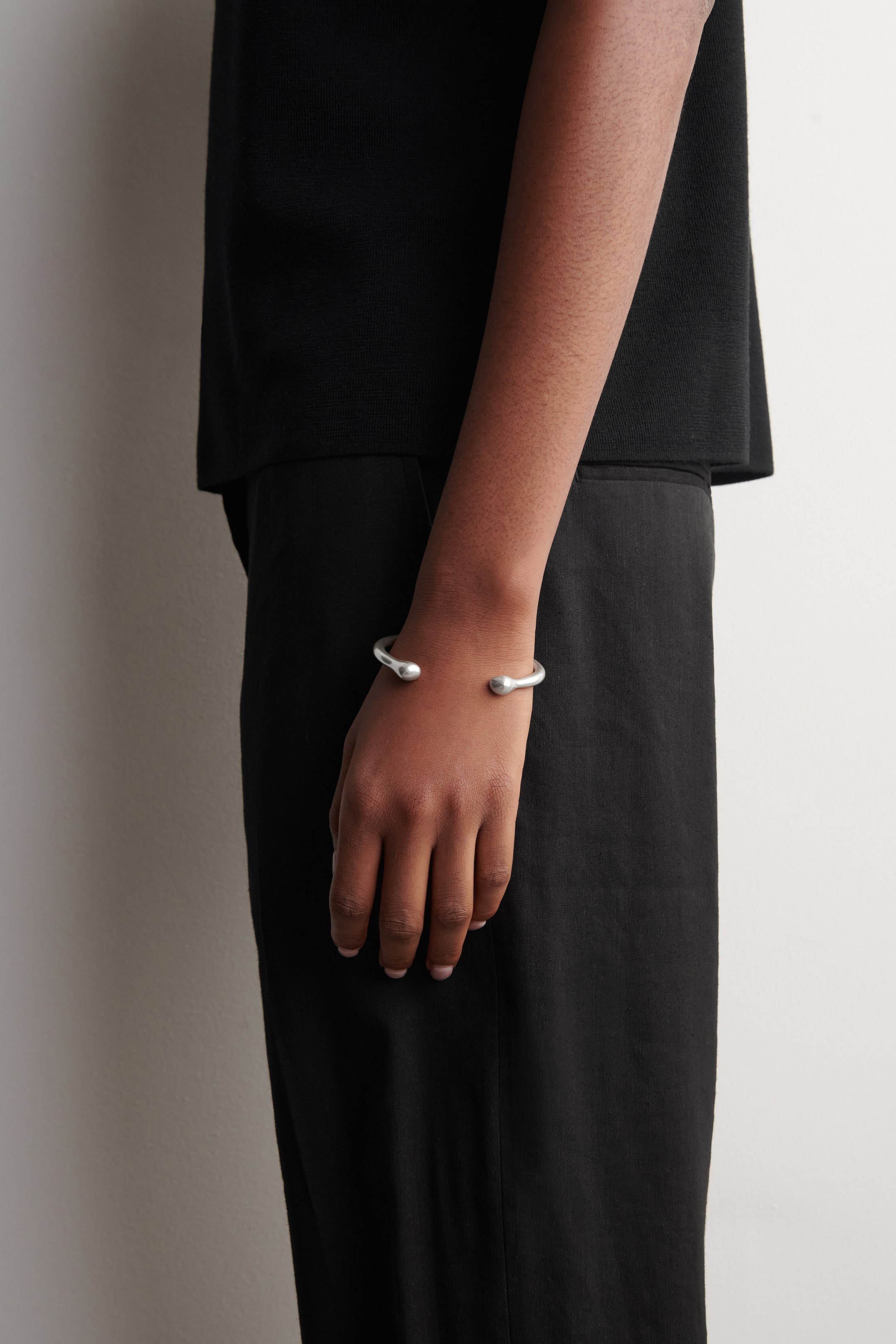 הצגת תמונה גדולה יותר: צמיד כסף פתוח מקיף את פרק כף היד, מציג עיצוב פתוח עם קצוות מעוגלים.