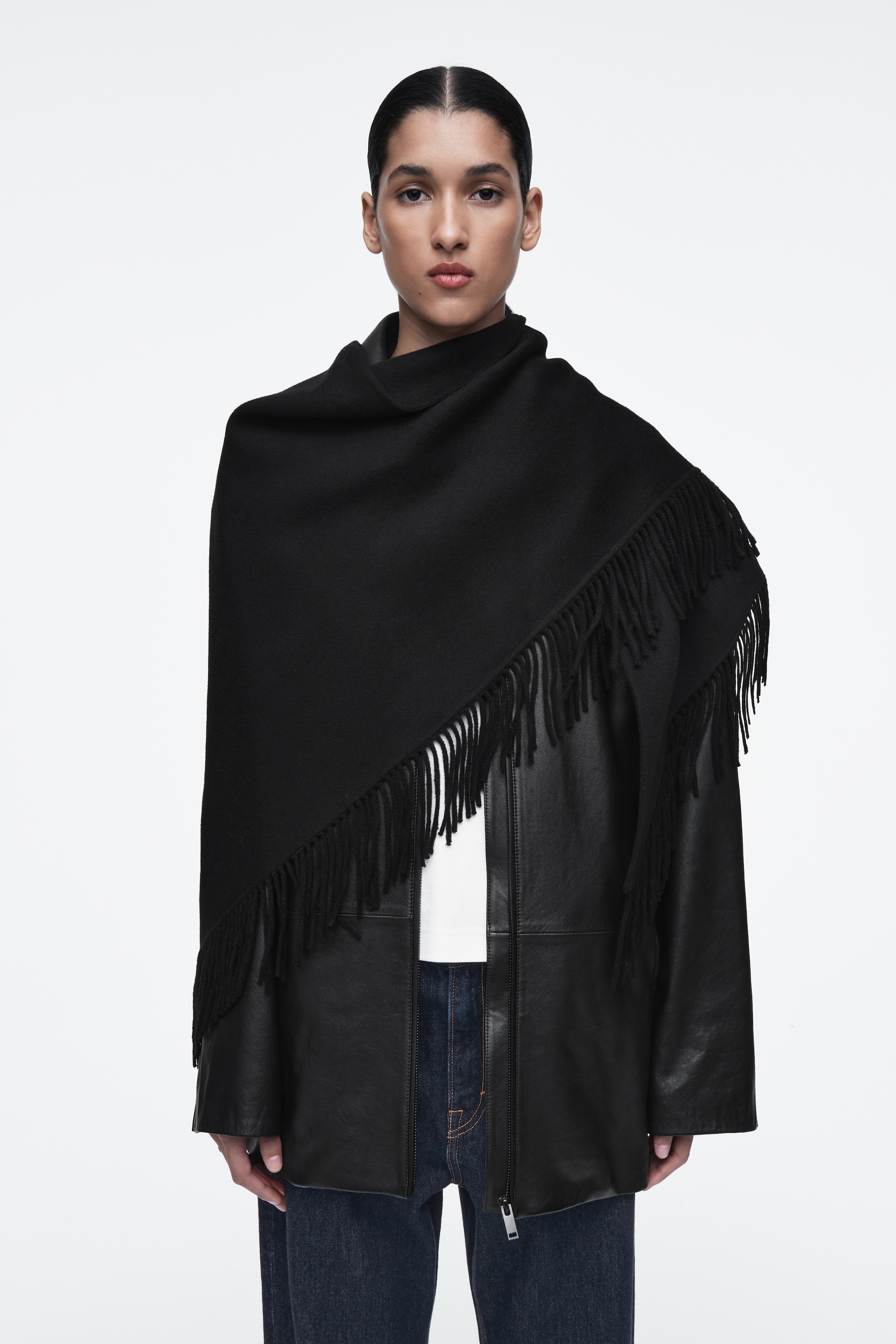 Größeres Bild ansehen: DREIECKSTUCH AUS MERINOWOLLE MIT FRANSEN - SCHWARZ - Ladies | H&M DE 1