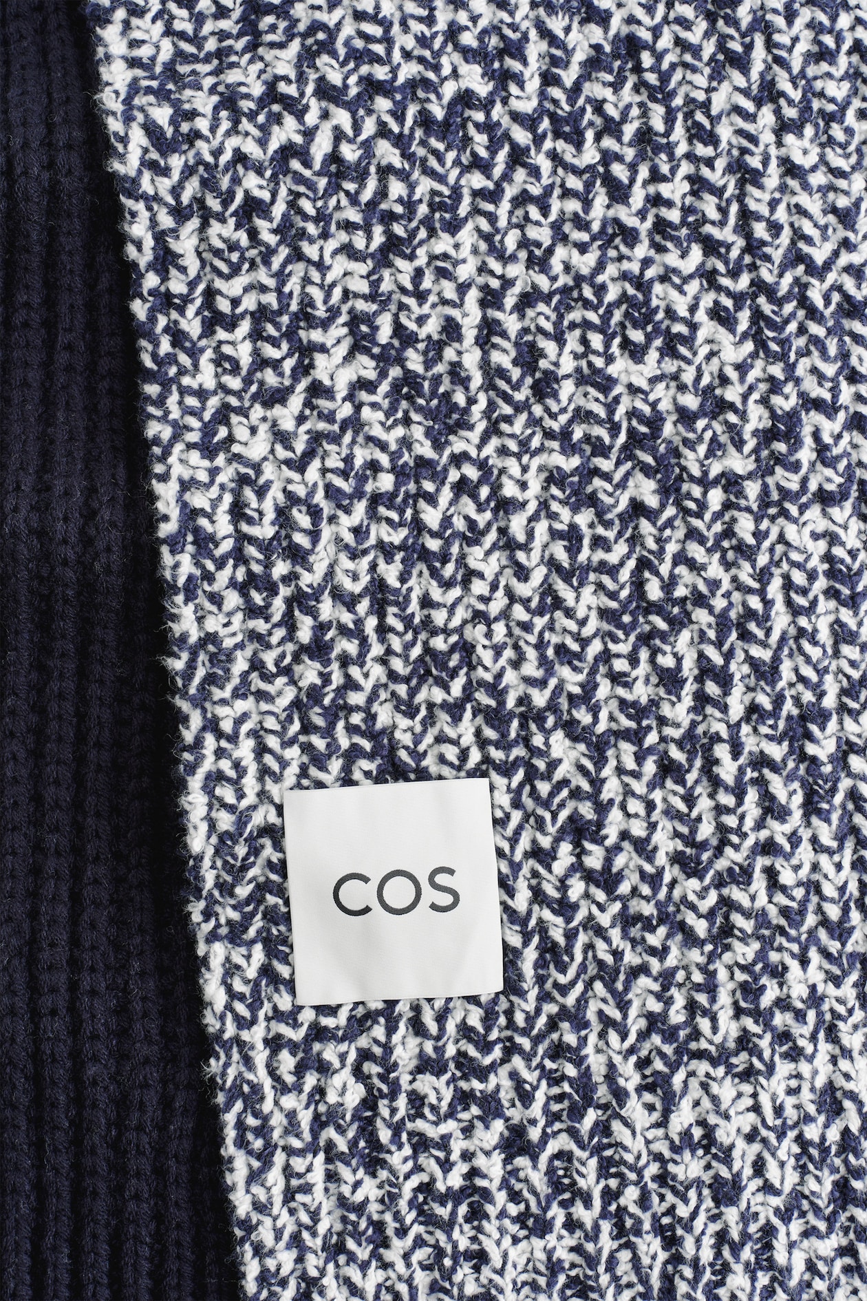 REVERSIBLE FLECKED WOOL-BLEND SCARF — NAVY / WHITE