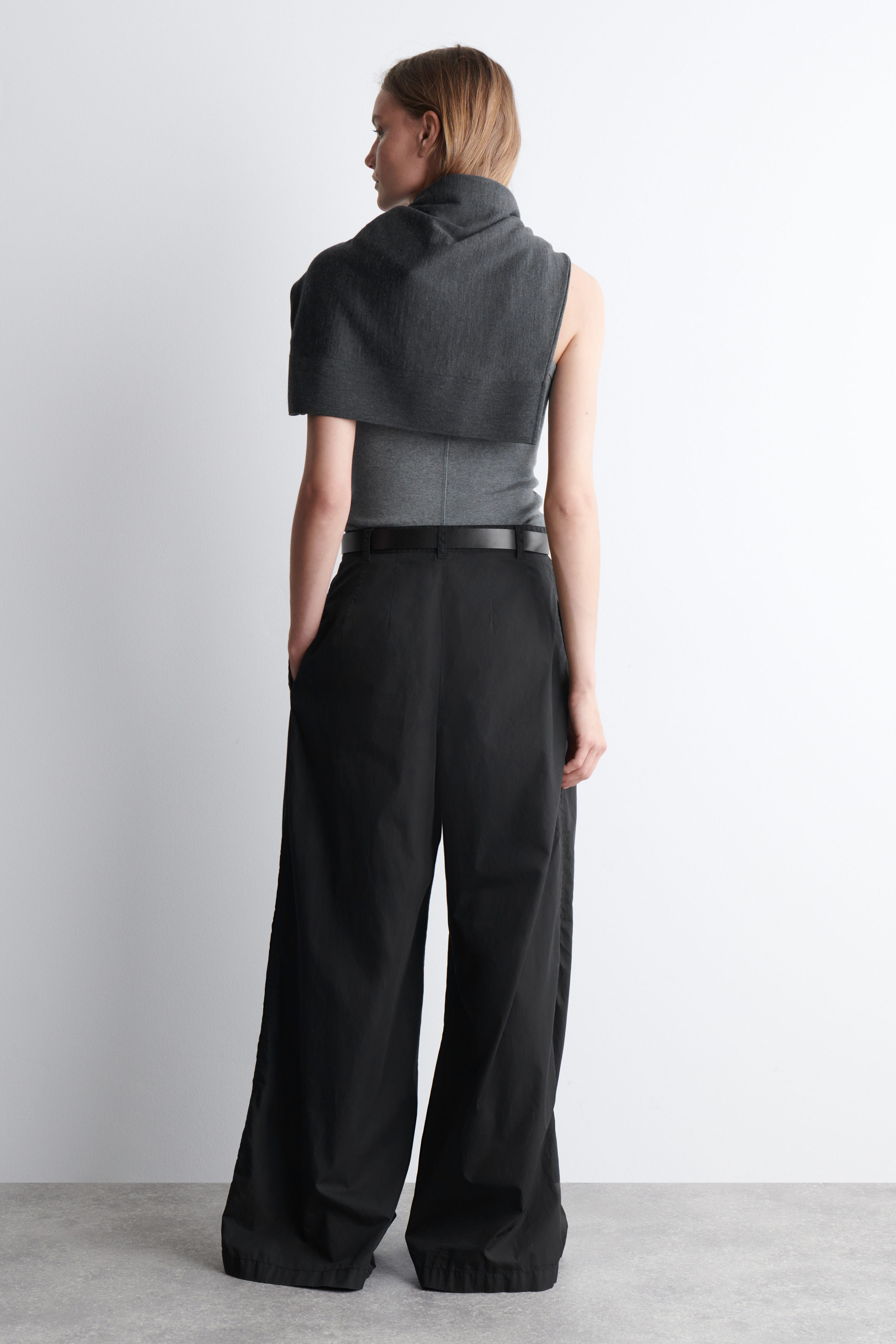 パンツ cos PLEATED WIDE-LEG COTTON TROUSERS PLEATED COTTON WIDE-LEG PANTS - BLACK | COS