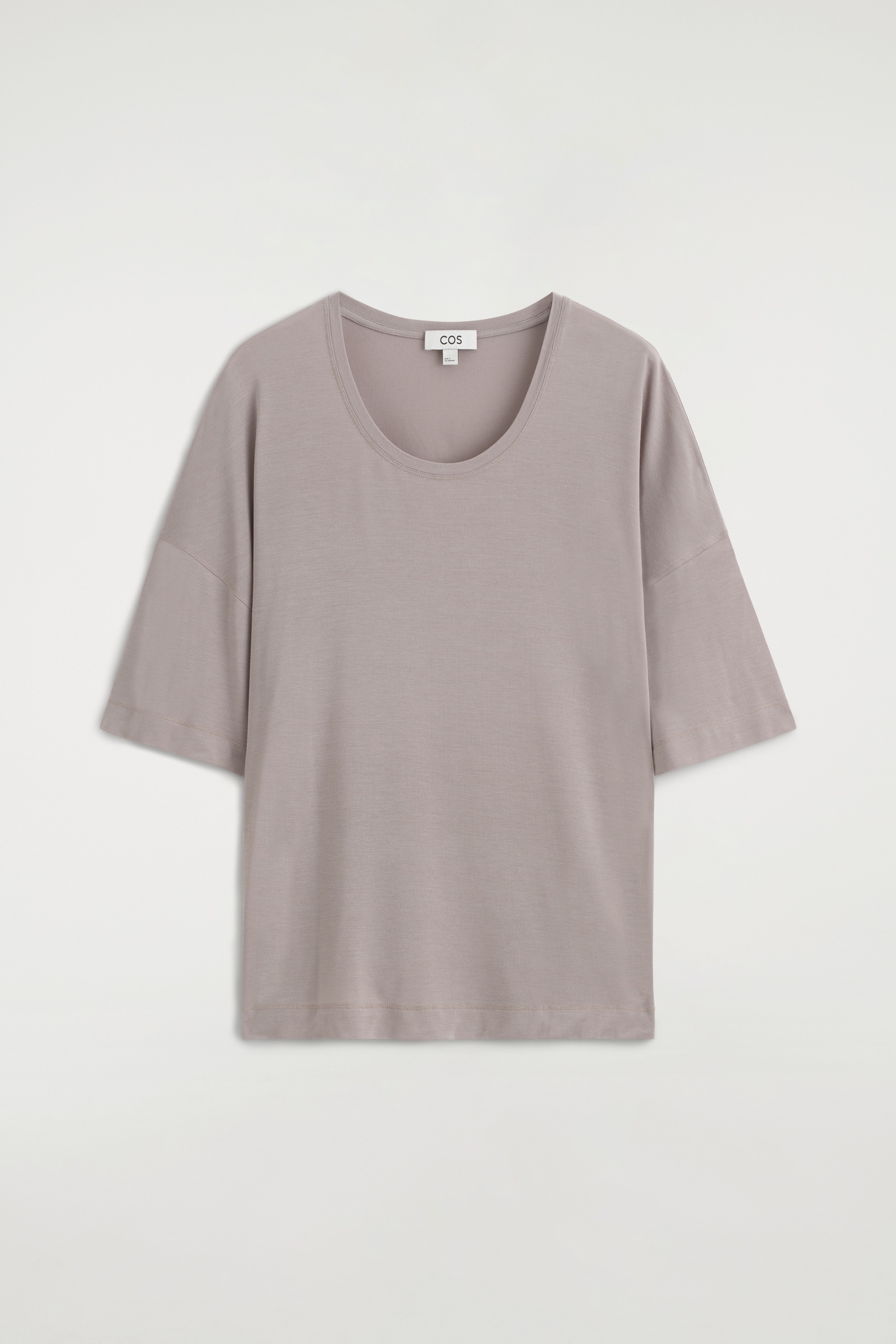 T-SHIRT MED DJUP HALSRINGNING I MJUK MODAL - GRÅ