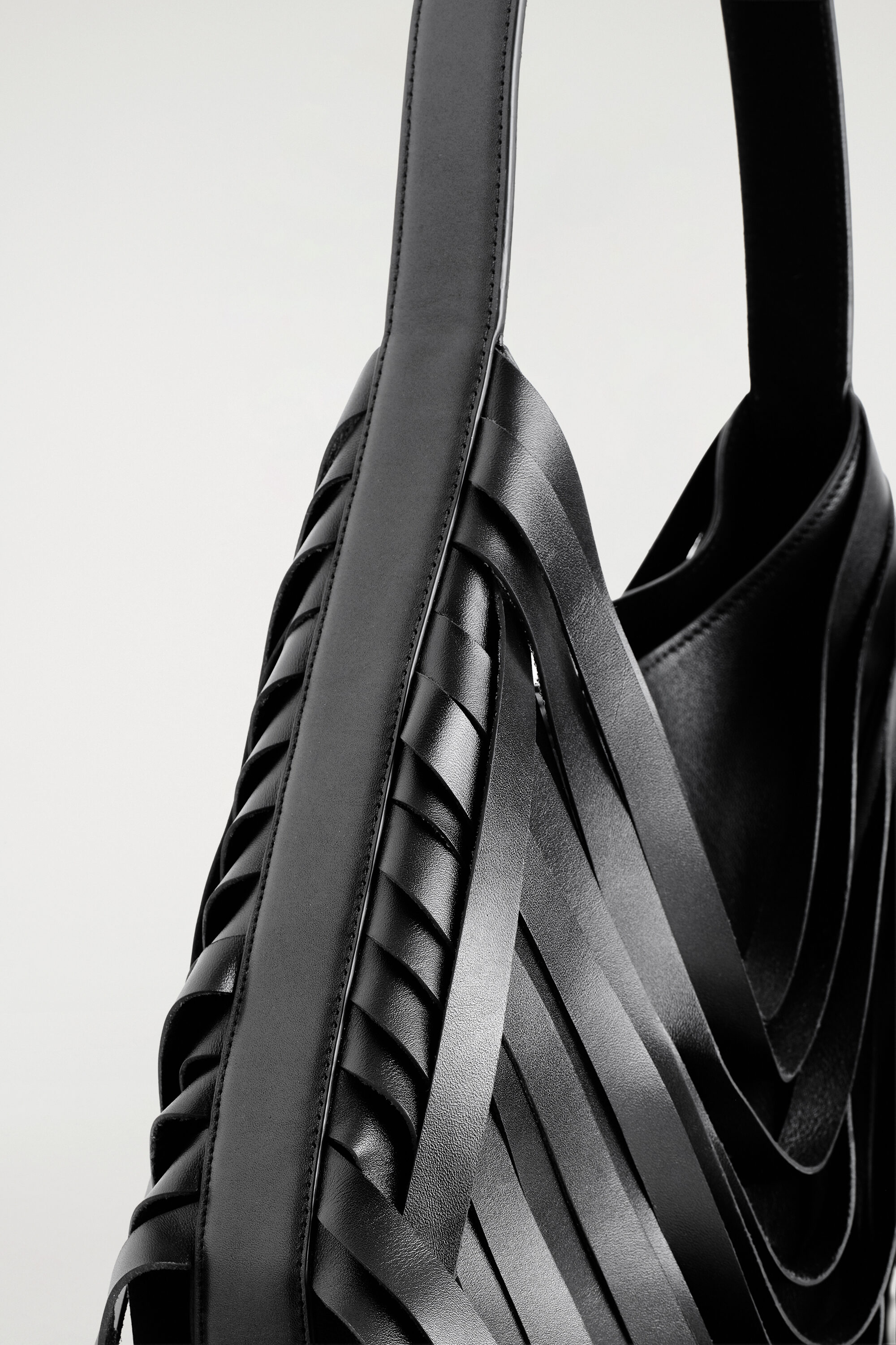 CURVED RAW-CUT SHOULDER BAG - LEATHER - thumbnail 4