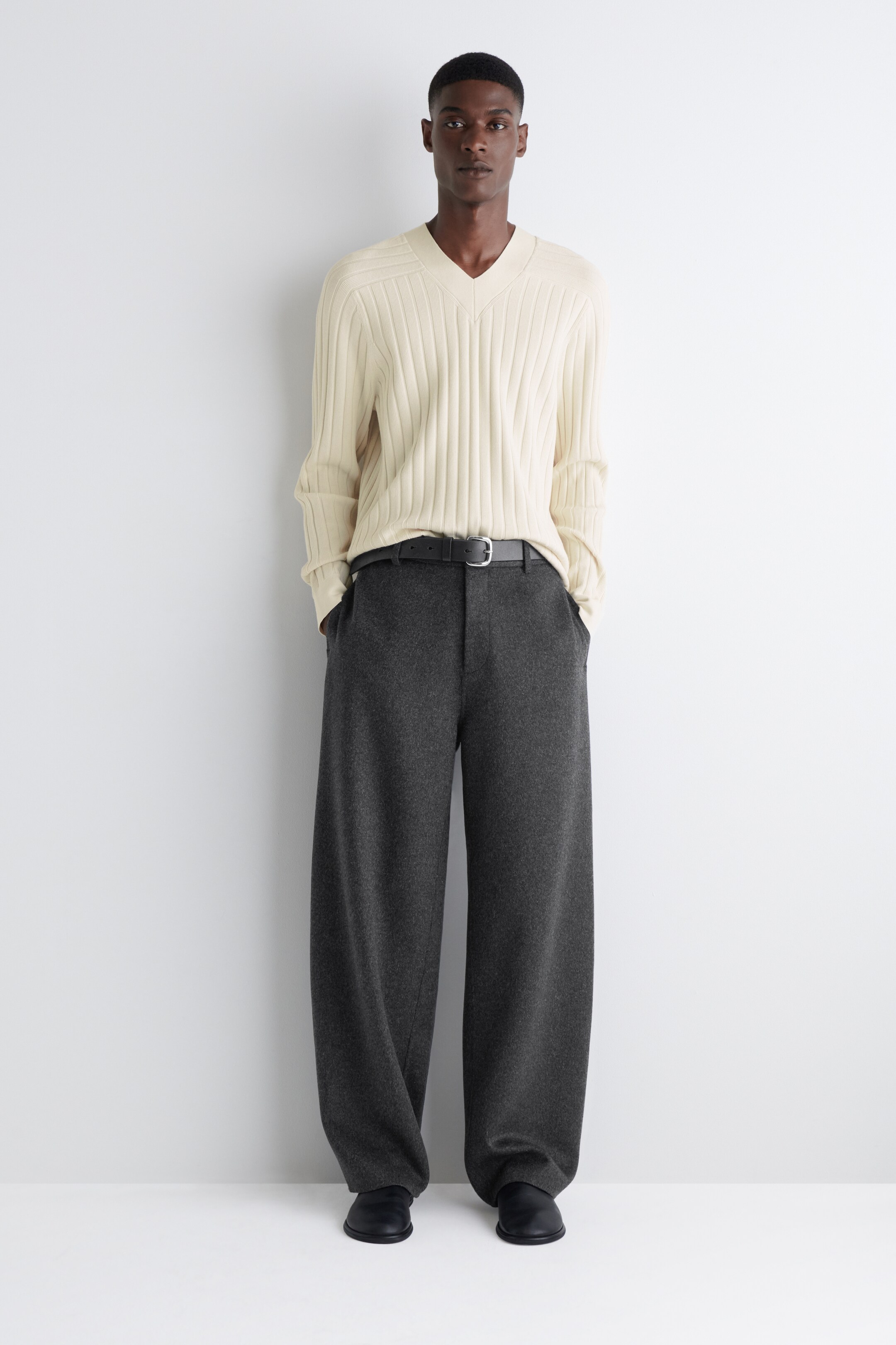 Grösseres Bild ansehen: RIPPSTRICKPULLOVER MIT V-AUSSCHNITT - CREME - HERREN | H&M CH 3