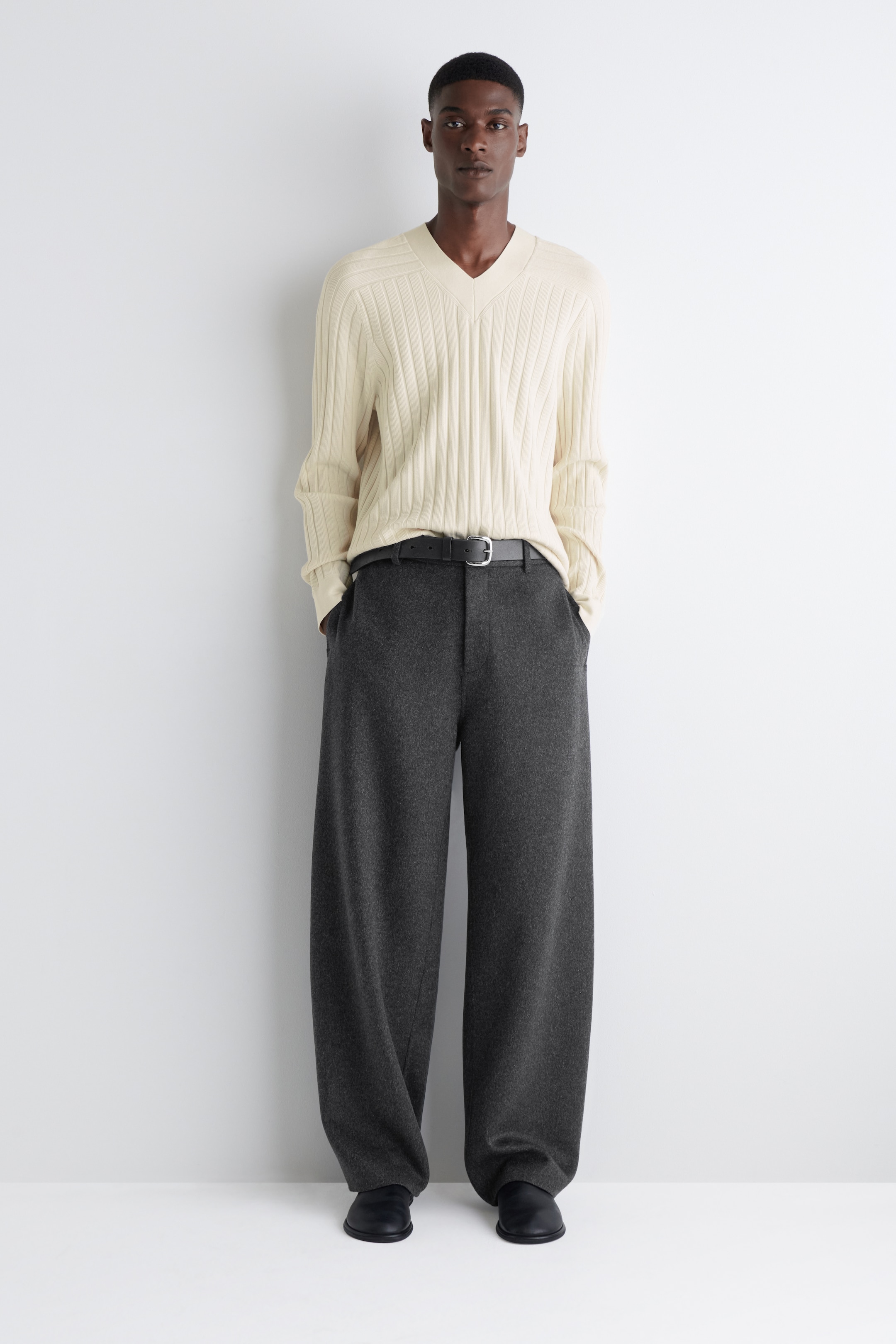 Ingrandisci l'immagine: RIBBED-KNIT V-NECK JUMPER - CREAM - UOMO | H&M CH 3