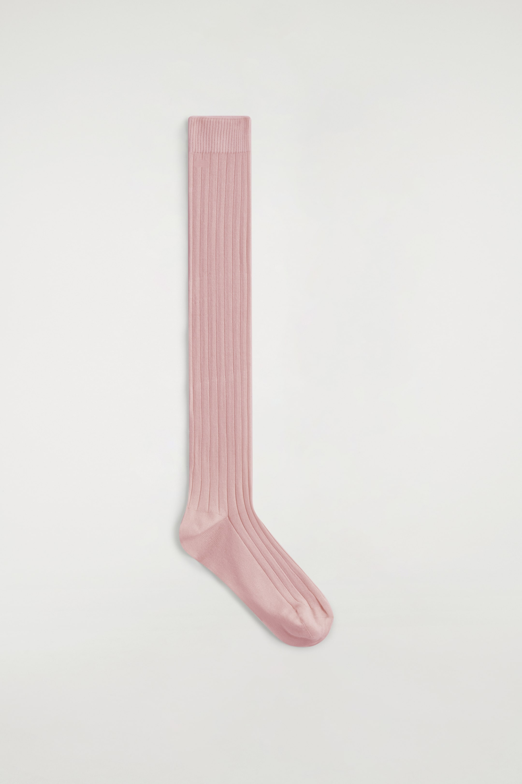 הצגת תמונה גדולה יותר: גרב ורוד ארוך אחד מוצג במבט חזיתי, מציג מרקם סרוג בצלעות לאורך כל אורכו, כולל חפת מצולע בולט, עקב ואצבעות.