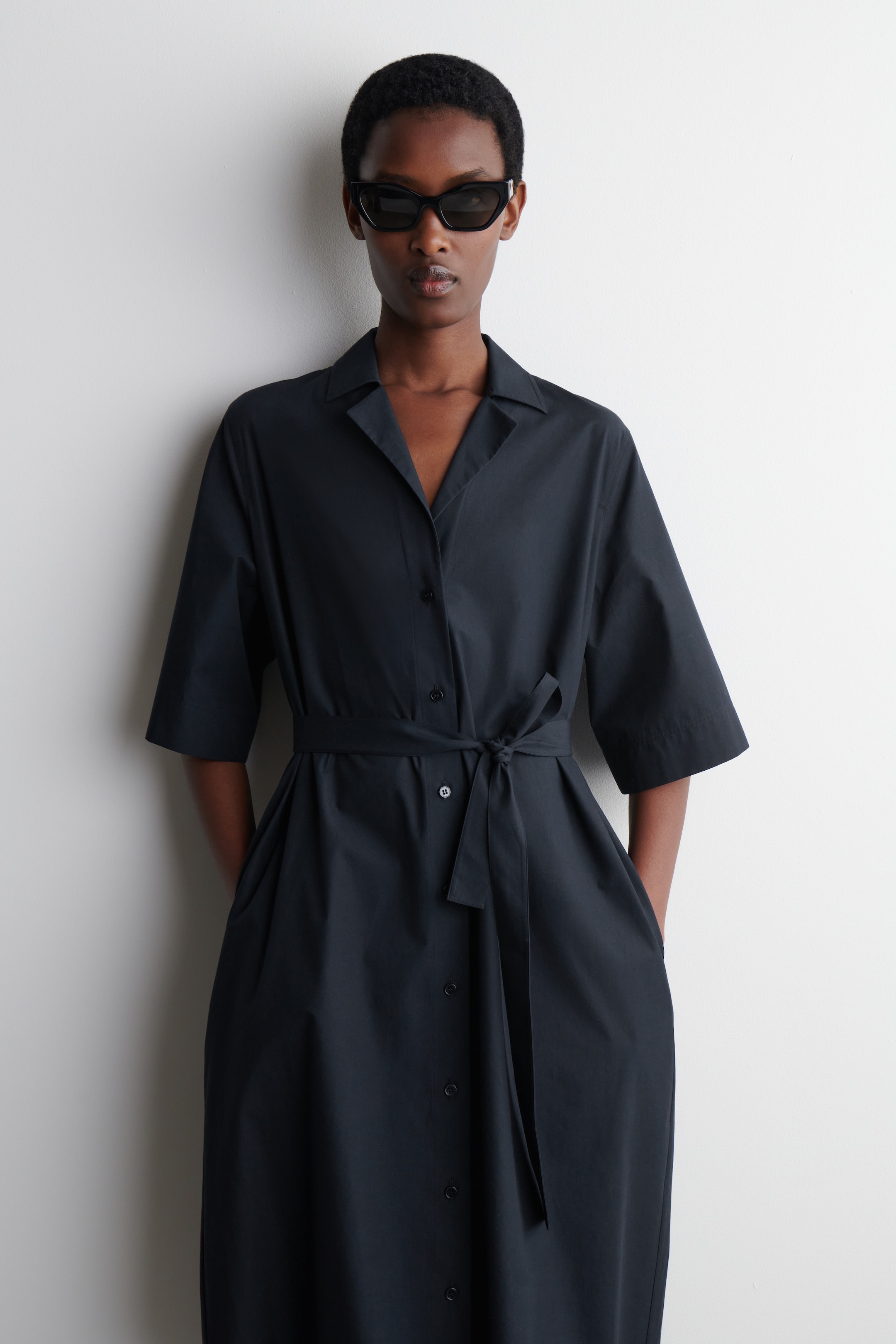 Visualizza immagine più grande: CHEMISIER MIDI A MANICHE CORTE CON CINTURA - BLU NAVY - DONNA | H&M IT 5