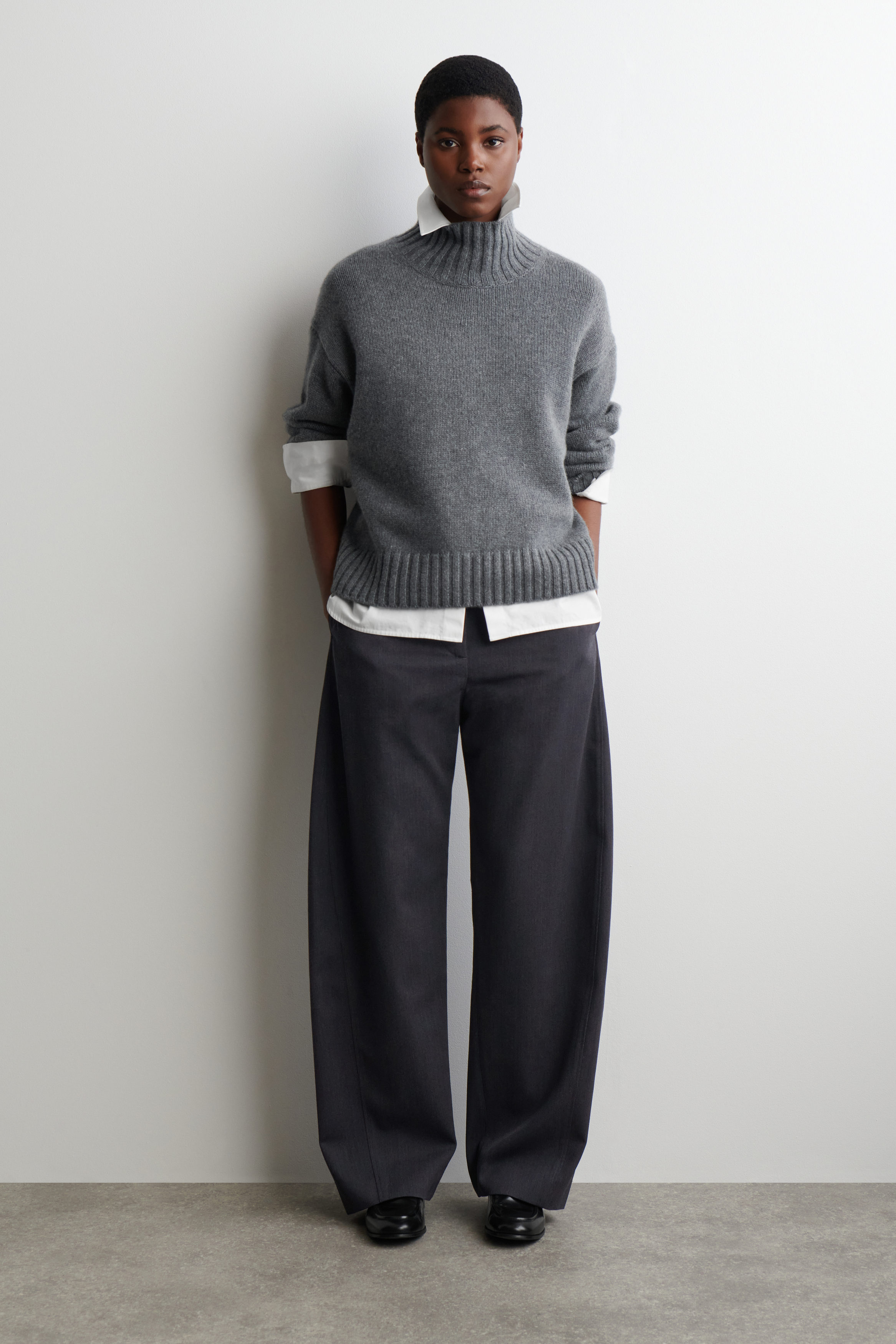 新品未使用完売品【COS】BARREL-LEG COTTON TROUSERS WOOL-BLEND BARREL-LEG TROUSERS - CHARCOAL | COS